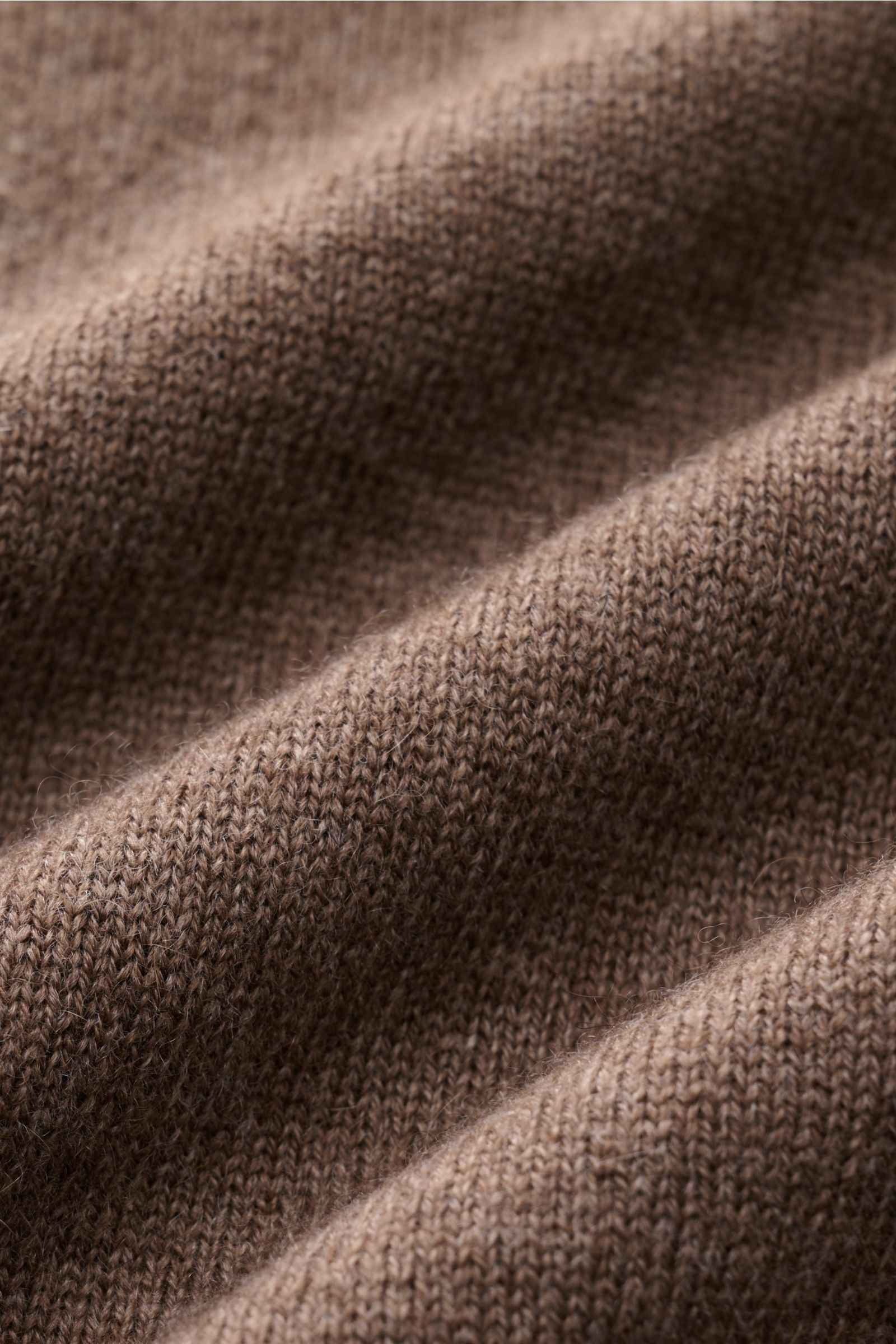 Nahaufnahme des feinen Strickbilds des von Braun Cashmere Troyer braun meliert, reiner Cashmere mit weichem Griff, Slim Fit, Troyerkragen mit Zipper.