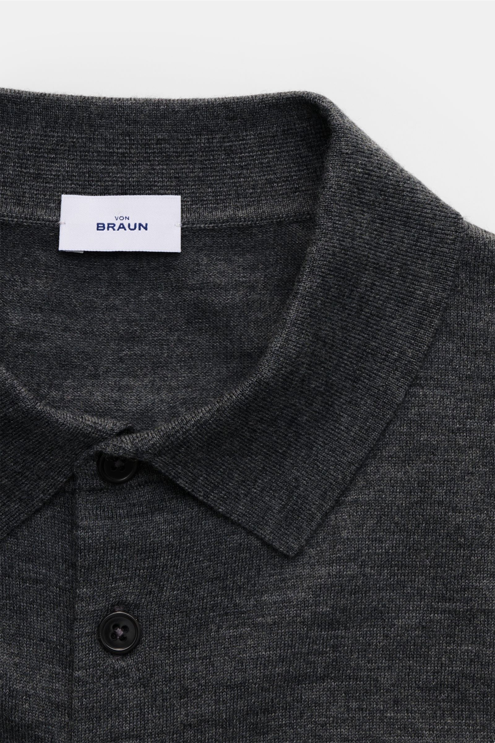 Nahaufnahme von von Braun Merino Feinstrickpolo anthrazit meliert, Slim Fit, schmaler Polokragen, glatte Drei-Knopf-Leiste, reine Merinowolle.