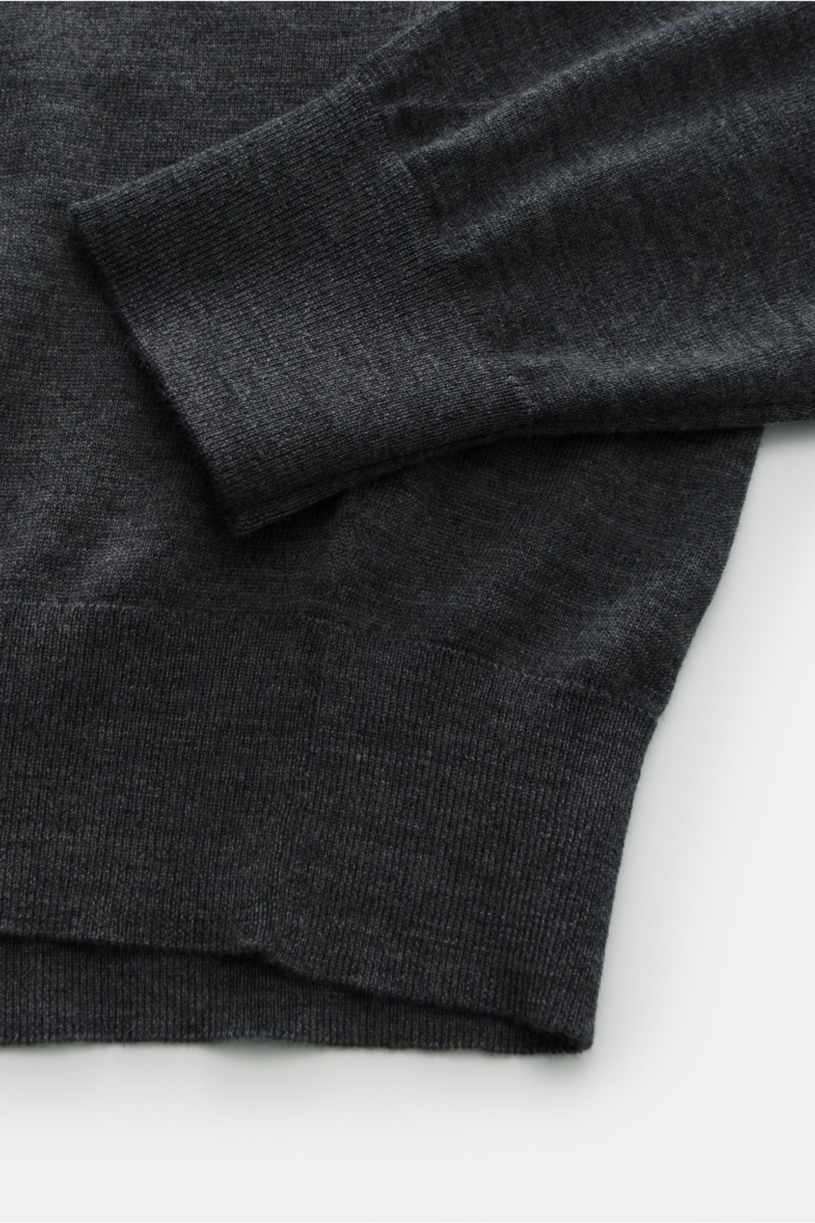 von Braun Merino Feinstrickpolo anthrazit meliert, Detailaufnahme von Ärmel und Saum, reine Merinowolle, feines Strickbild, Slim Fit, schmaler Polokragen, Drei-Knopf-Leiste, Rippbündchen.