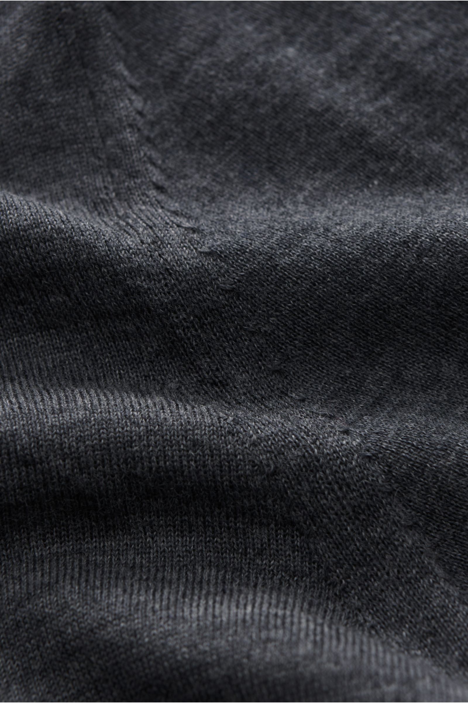 Nahaufnahme des von Braun Merino Feinstrickpolo anthrazit meliert, zeigt feines Strickbild aus reiner Merinowolle mit glattem Griff.