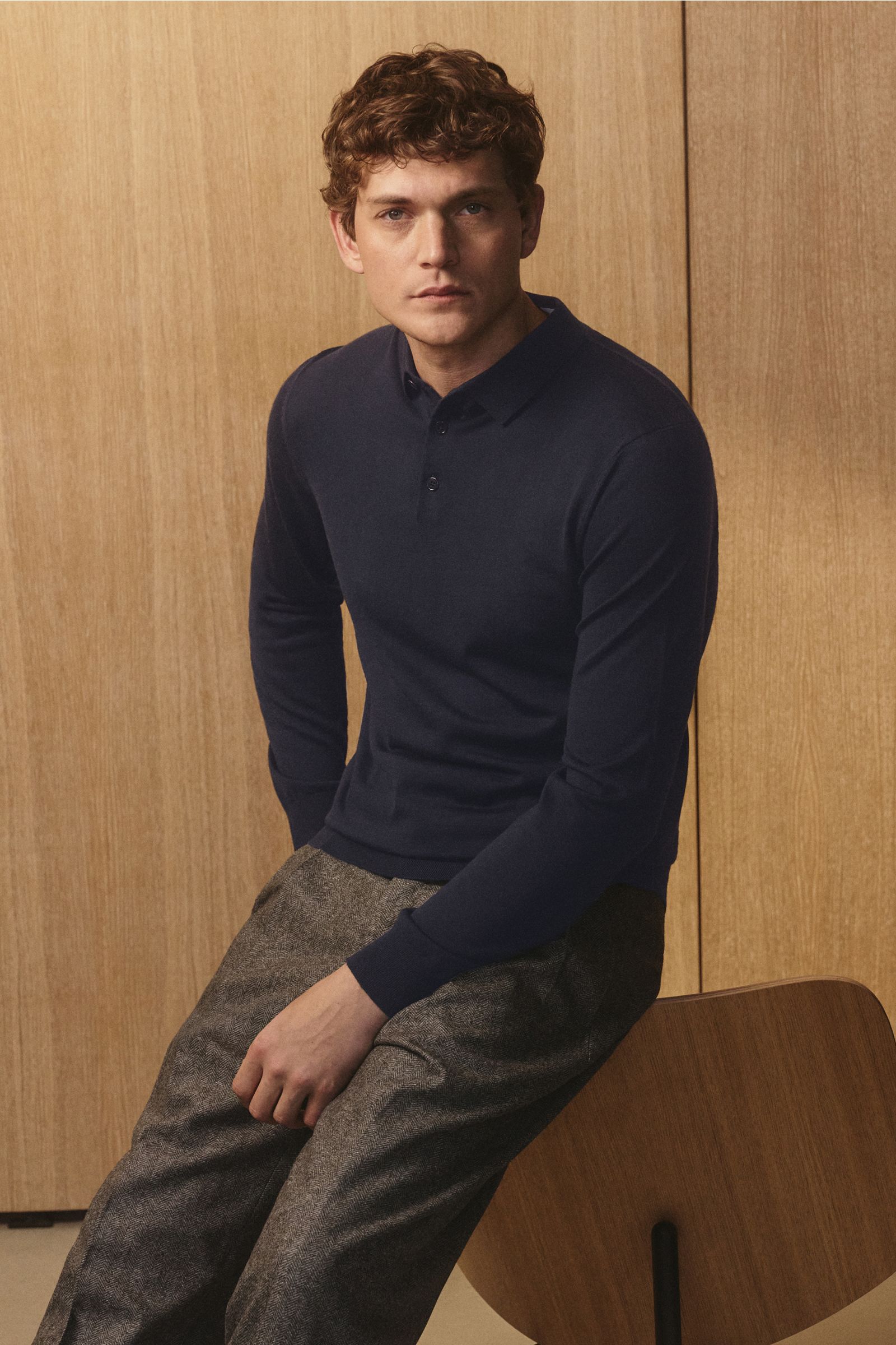 von Braun Merino Feinstrickpolo navy in Slim Fit, aus reiner Merinowolle mit schmalem Polokragen, glatter Drei-Knopf-Leiste und Rippbündchen, frontal sitzend fotografiert.