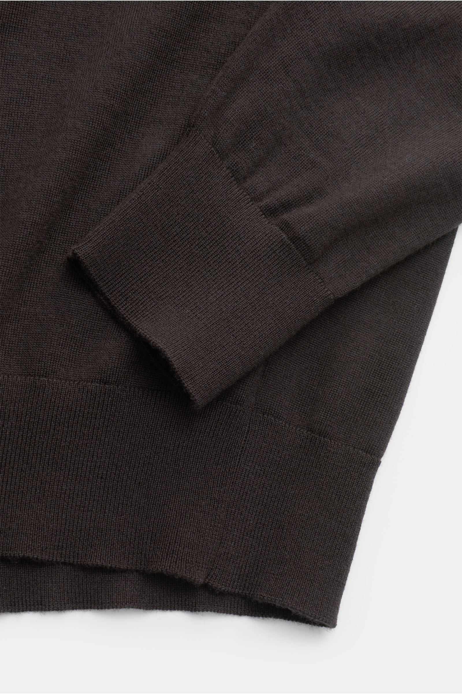 von Braun Merino Feinstrickpolo dunkelbraun aus reiner Merinowolle, Slim Fit, schmaler Polokragen, glatte Drei-Knopf-Leiste, Rippbündchen, feines Strickbild, Detailaufnahme Ärmel und Bund