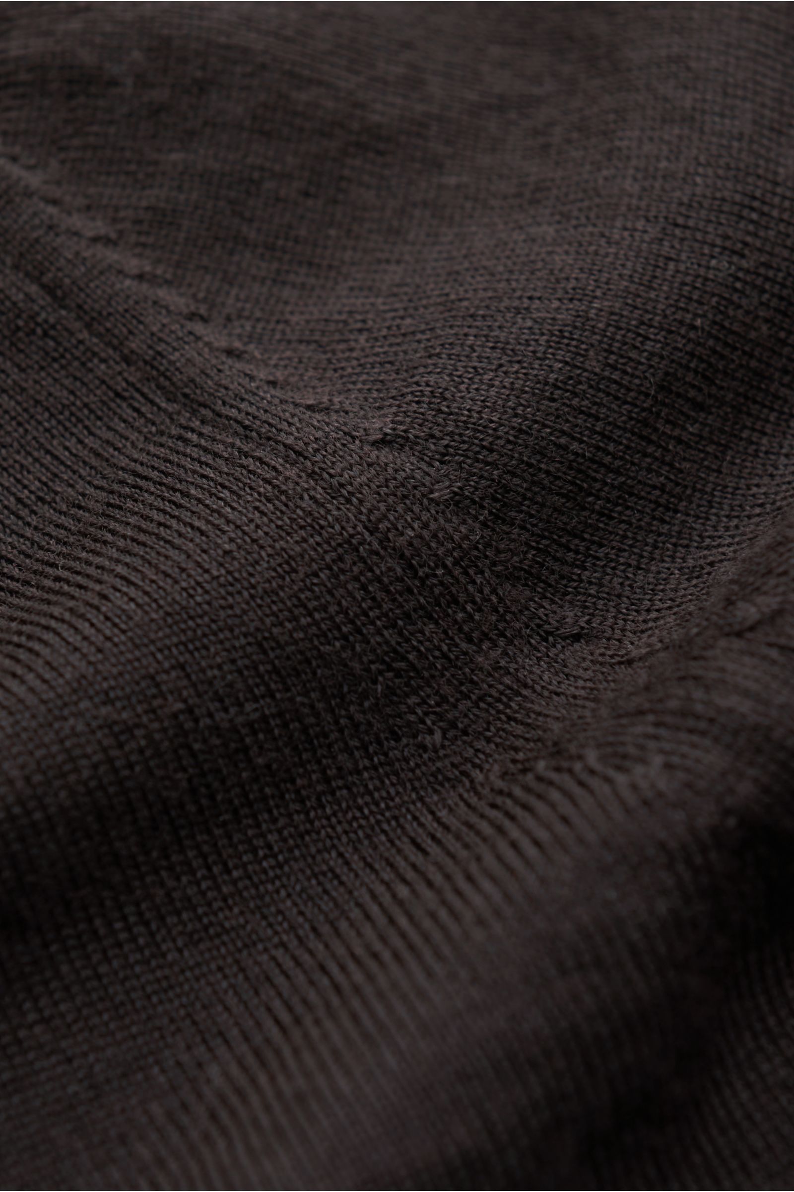 Nahaufnahme des dunkelbraunen von Braun Merino Feinstrickpolo aus reiner Merinowolle mit feinem Strickbild und glattem Griff.