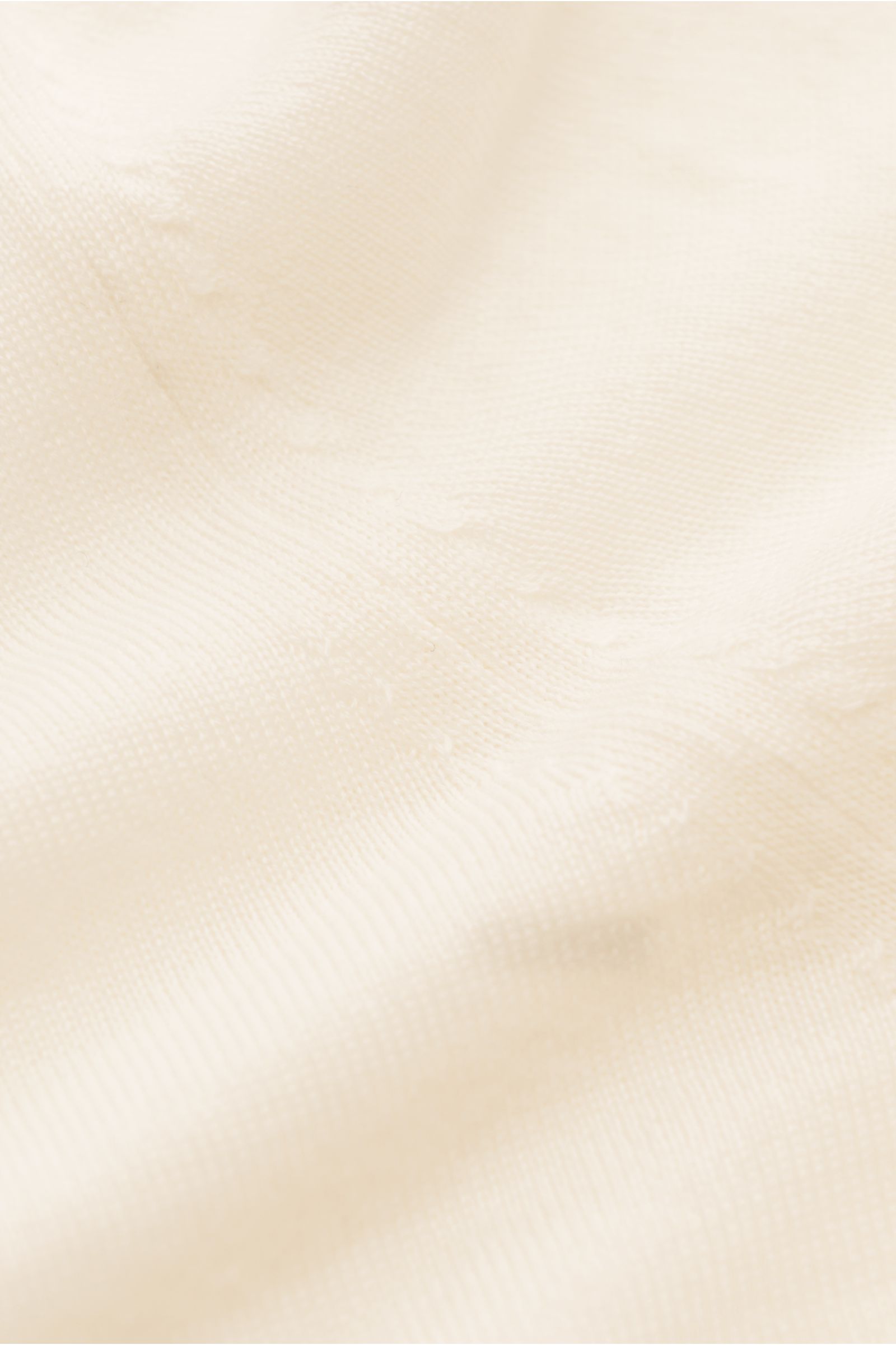 von Braun Merino Feinstrickpolo creme aus reiner Merinowolle, Slim Fit, feines Strickbild, schmaler Polokragen, Drei-Knopf-Leiste, Rippbündchen, Detailaufnahme aus Nahperspektive