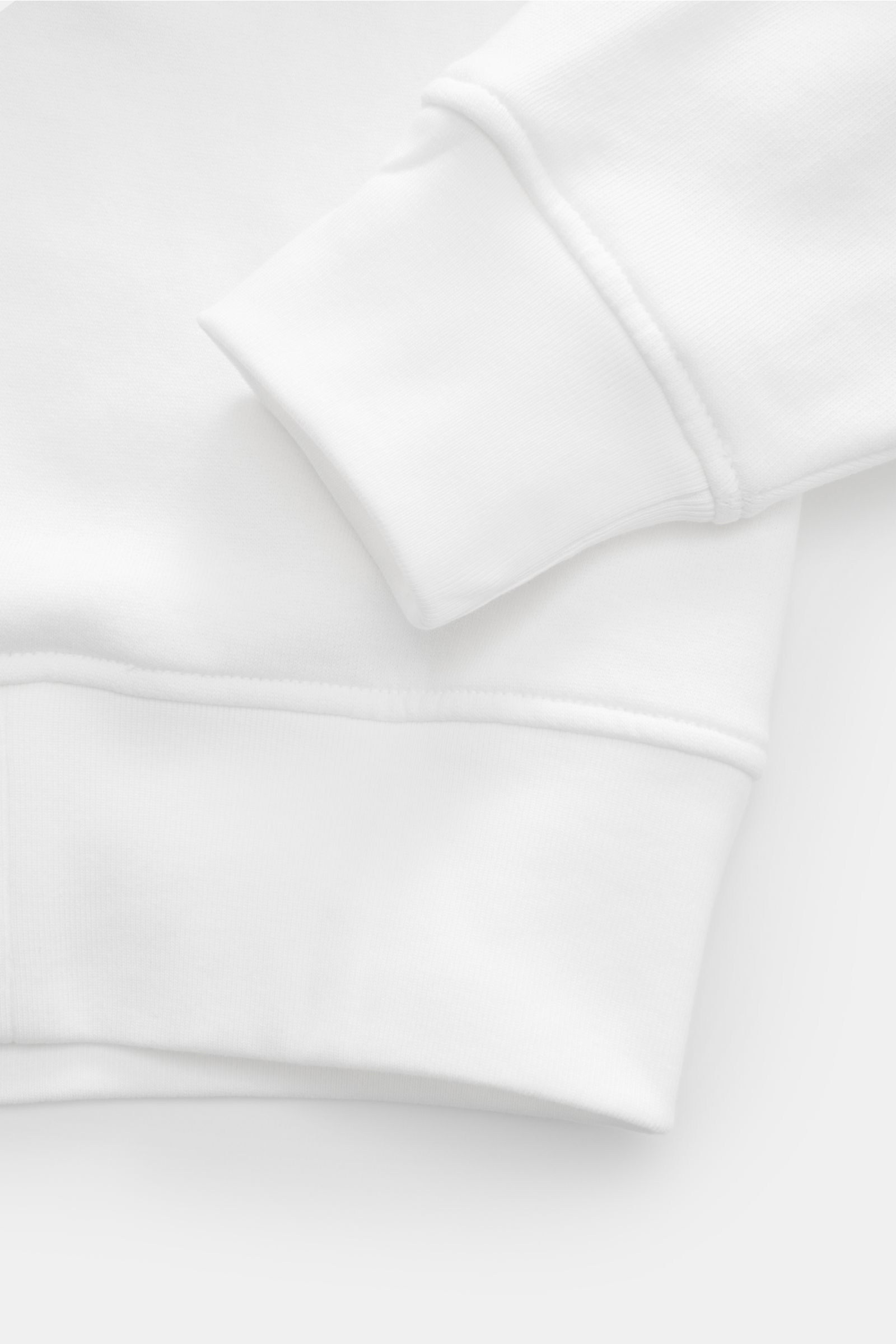 Weißes Polo Ralph Lauren Sweatshirt im Oversized Fit, Detailaufnahme von Ärmel und Saum, weicher Griff, Baumwoll-Microfaser-Mix, Rippbündchen.