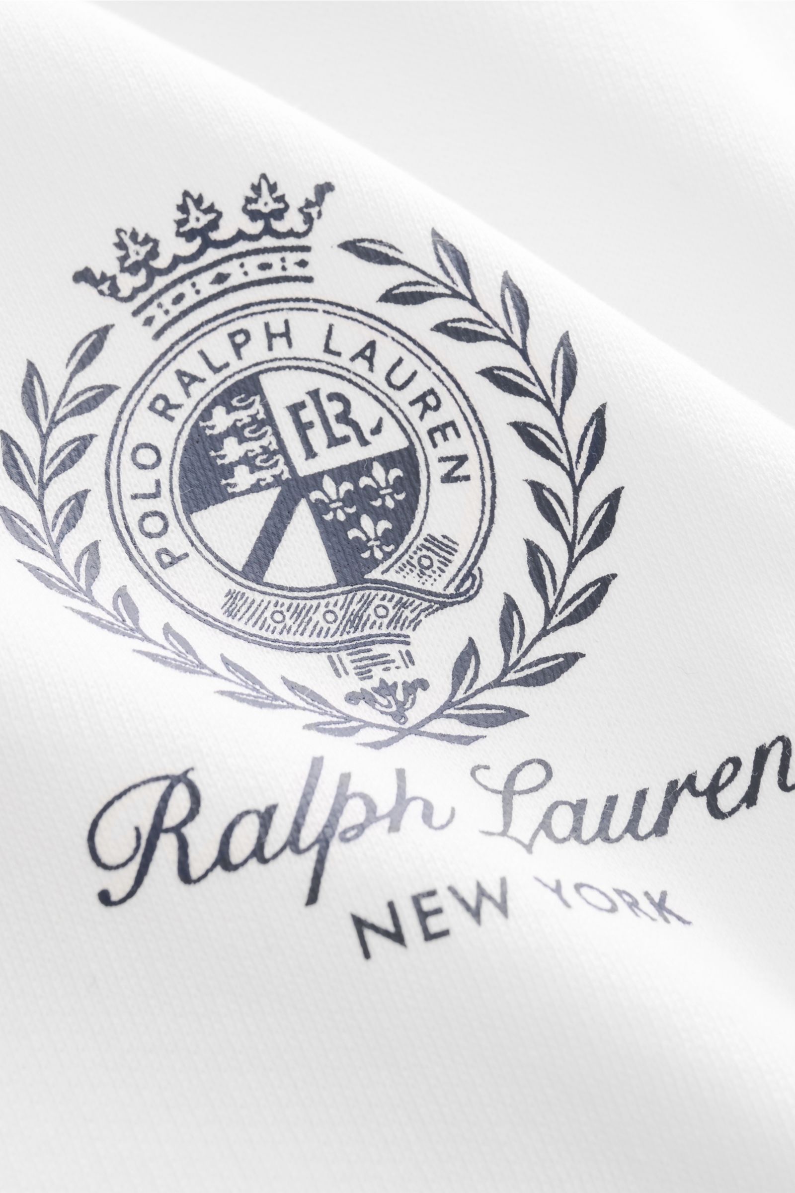 Nahaufnahme des Logo-Prints auf dem Polo Ralph Lauren Sweatshirt weiß, fotografiert aus Frontperspektive, weicher Baumwoll-Mix.