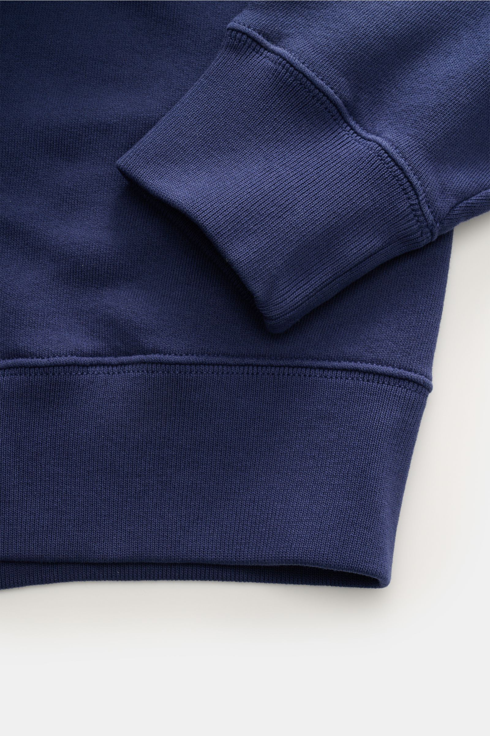 Nahaufnahme des Polo Ralph Lauren Sweatshirt navy von oben auf Ärmel und Saum, Oversized Fit mit weichem Griff, Rippbündchen.