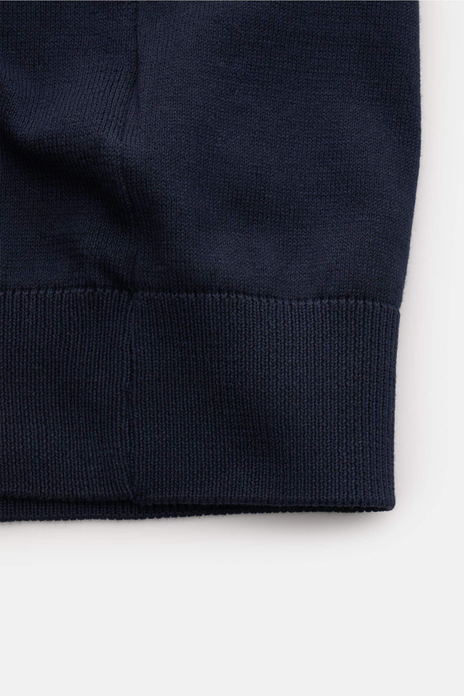 Close-up front view of the ribbed hem on navy 04651/ A trip in a bag Short sleeve jumper 'Pima Cotton' made of pure Pima cotton.

Description:  
Made of pure Pima cotton, the short sleeve jumper 'Pima Cotton' by 04651 / A TRIP IN A BAG has an airy knit