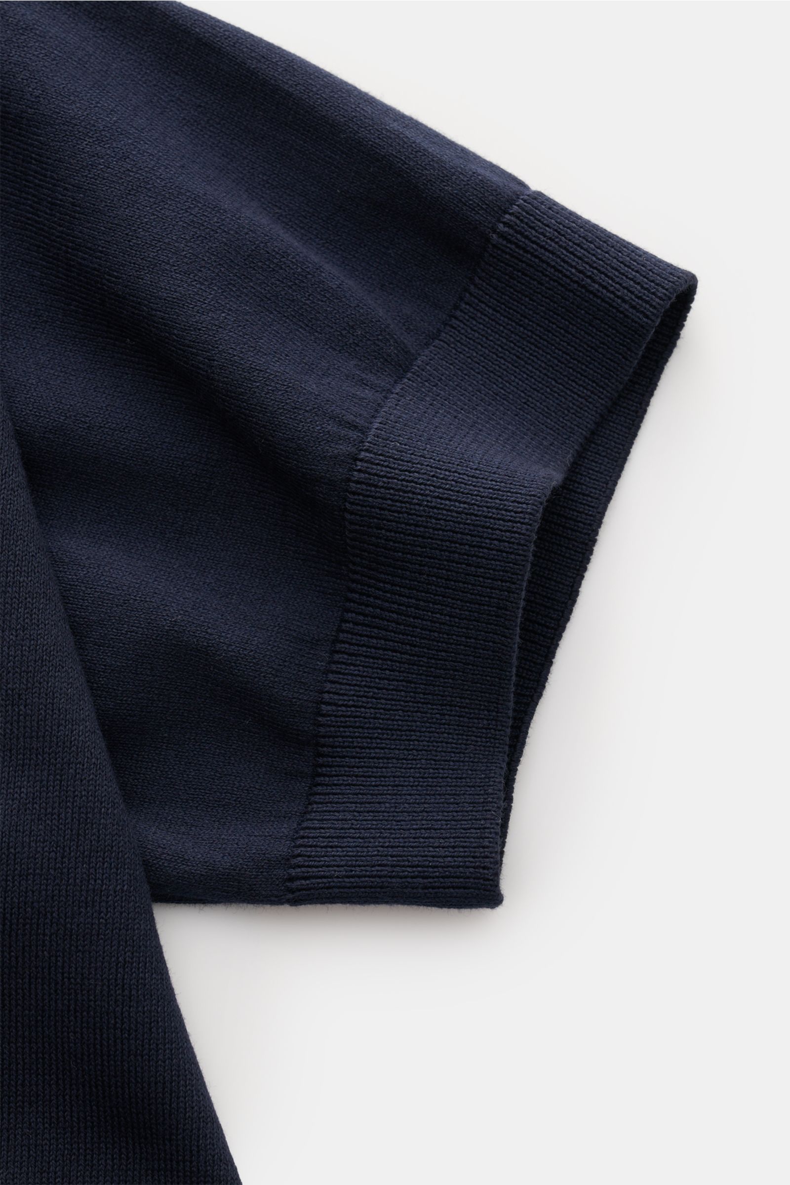 Close-up side view of the navy short sleeve cuff on 04651/ A trip in a bag Short sleeve jumper 'Pima Cotton' navy, made of pure Pima cotton with a soft feel, very fine knit, slim fit, crew neck, and flexible ribbed bands.