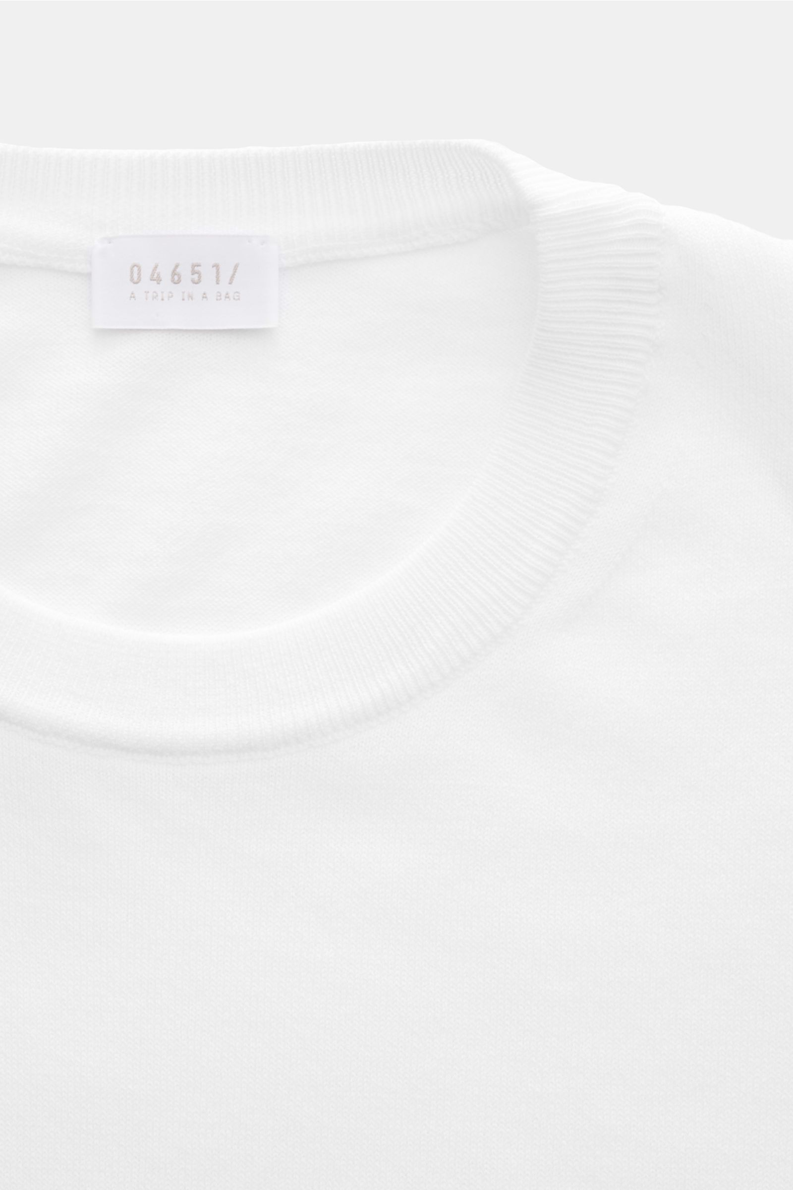 Close-up front view of the white 04651/ A trip in a bag Short sleeve jumper 'Pima Cotton' showing crew neck and ribbed bands. Made of pure Pima cotton, the short sleeve jumper 'Pima Cotton' by 04651 / A TRIP IN A BAG has an airy knit that makes it a good 