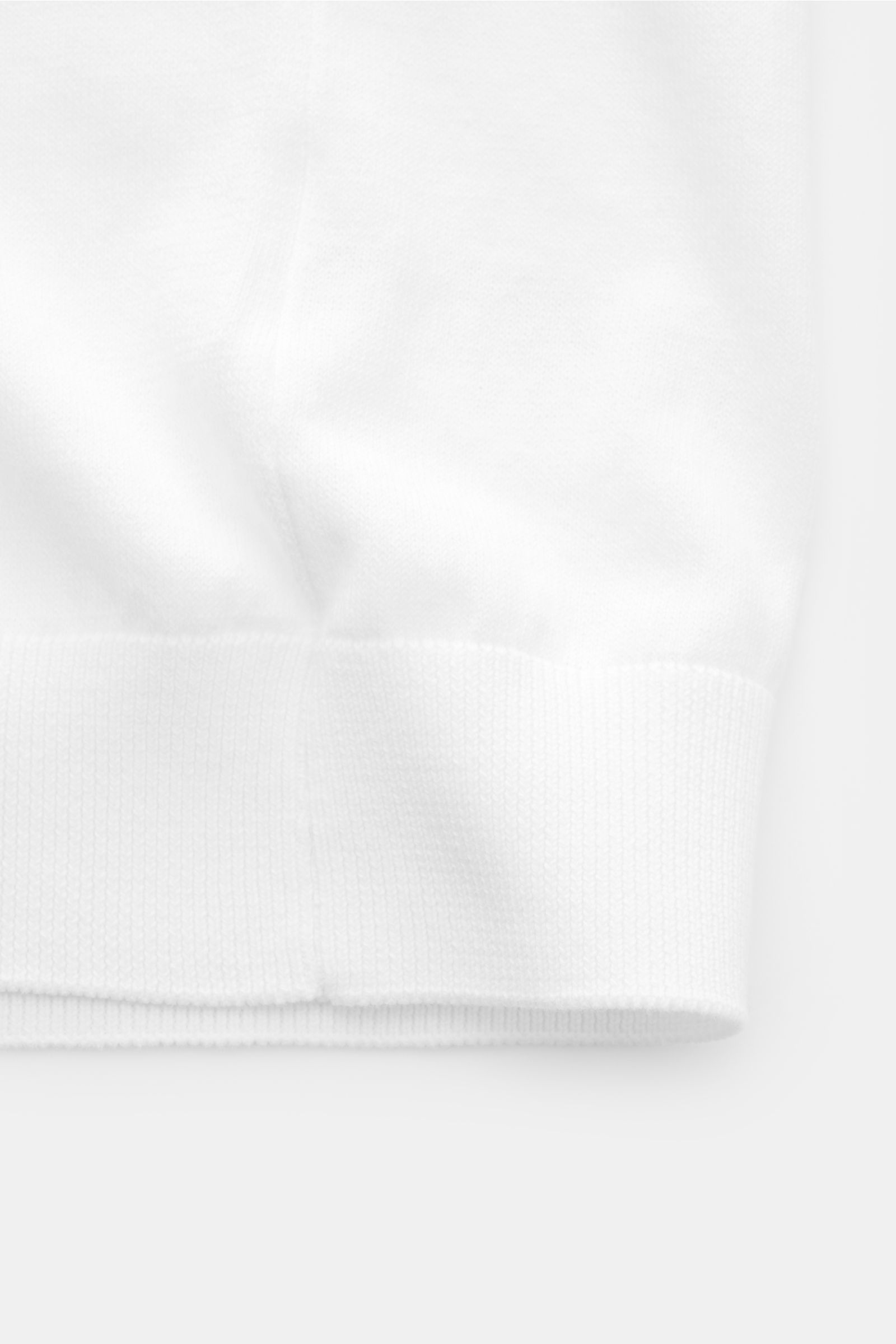 Close-up front view of the hem and ribbed band of the 04651/ A trip in a bag Short sleeve jumper 'Pima Cotton' white made of pure Pima cotton with a soft feel and very fine knit.