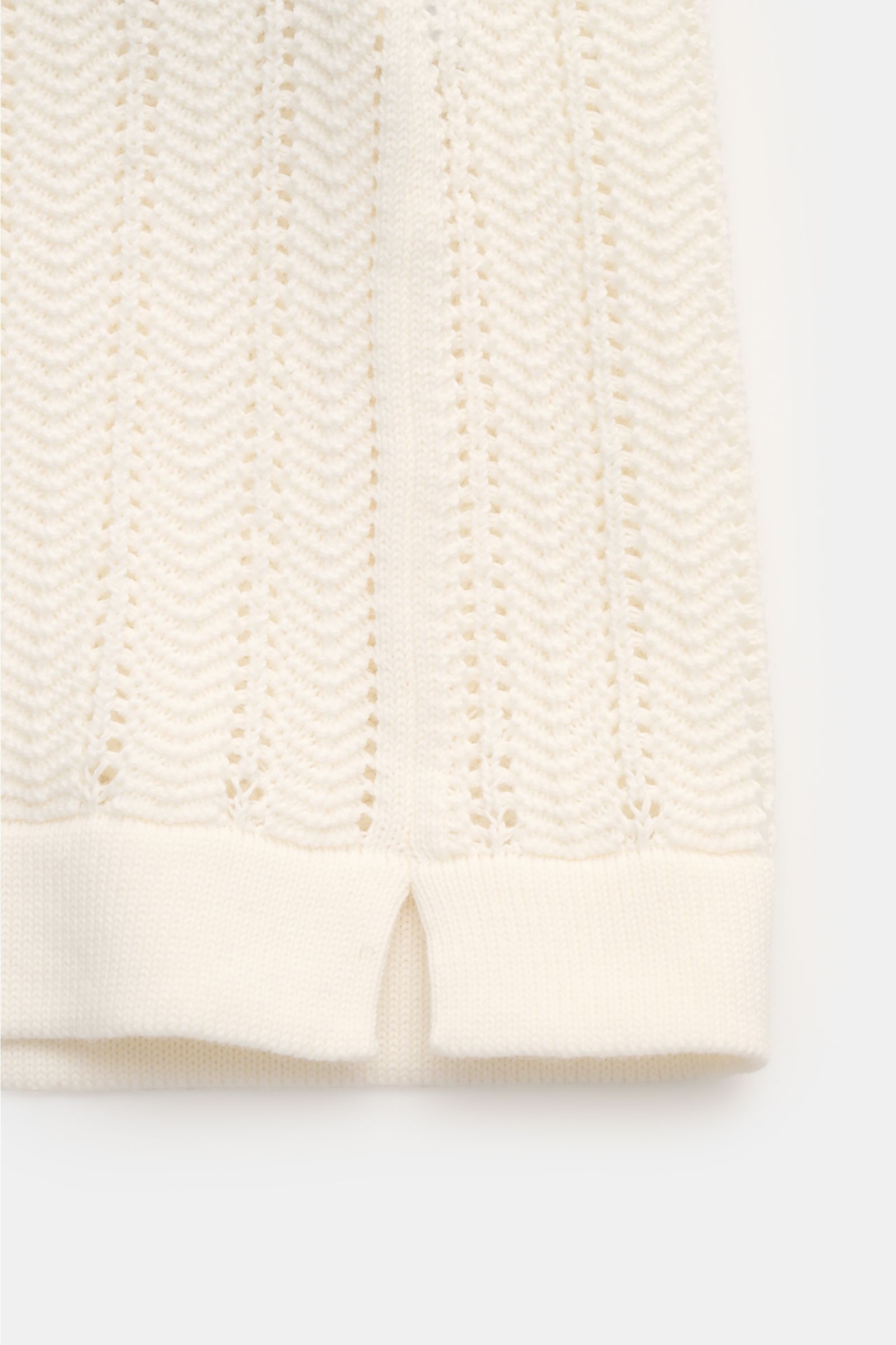 Close-up bottom view of 04651/ A trip in a bag Short-sleeved knit shirt narrow collar cream, showing textured cotton knit, ribbed bands, and short hem vents.

Summery ease: With a casual cut and comfortable cotton, this short sleeve knit shirt by 04651