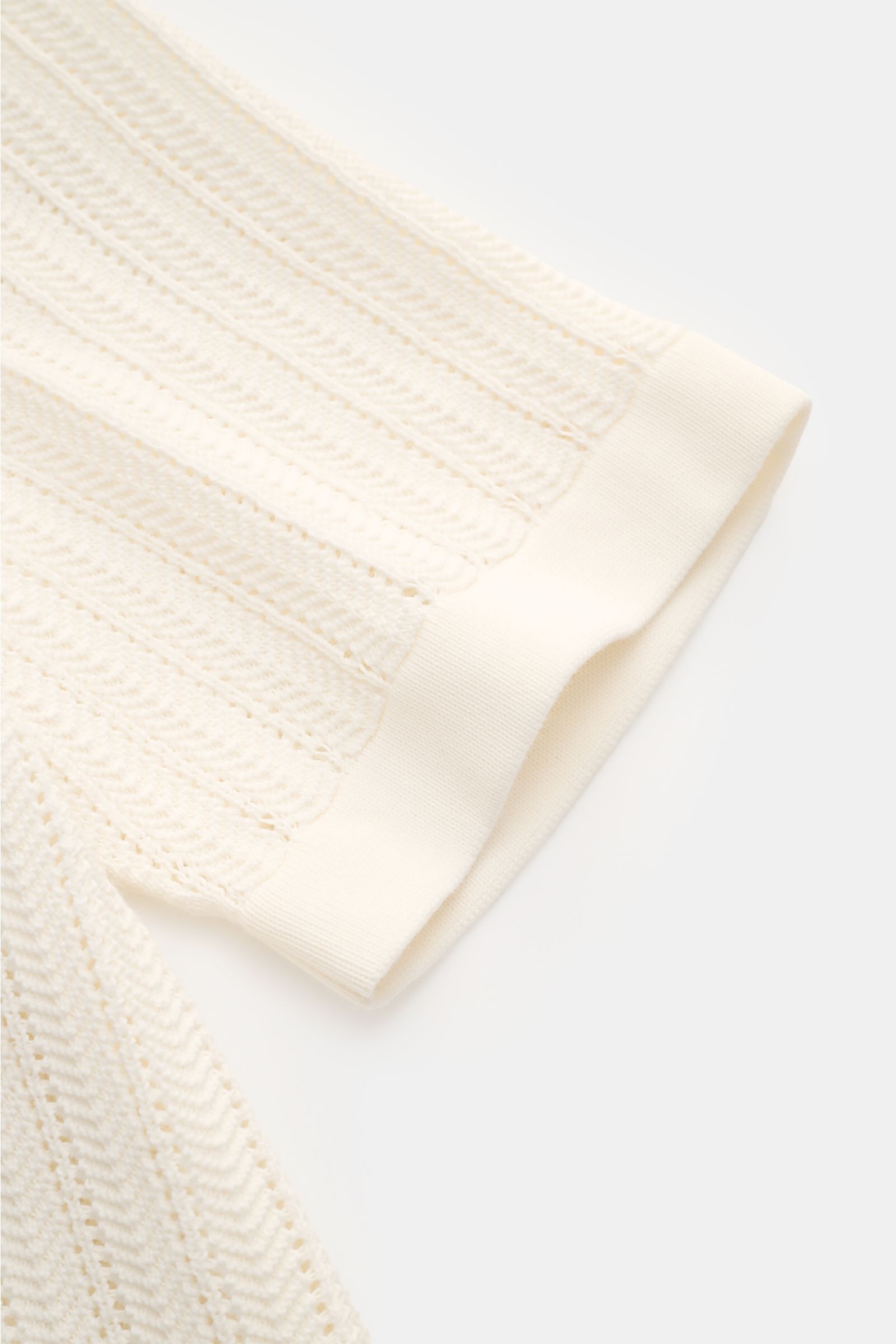 Close-up view of the sleeve of the 04651/ A trip in a bag Short-sleeved knit shirt narrow collar cream, showing textured pure cotton knit and ribbed bands.

Summery ease: With a casual cut and comfortable cotton, this short sleeve knit shirt by 04651/ 