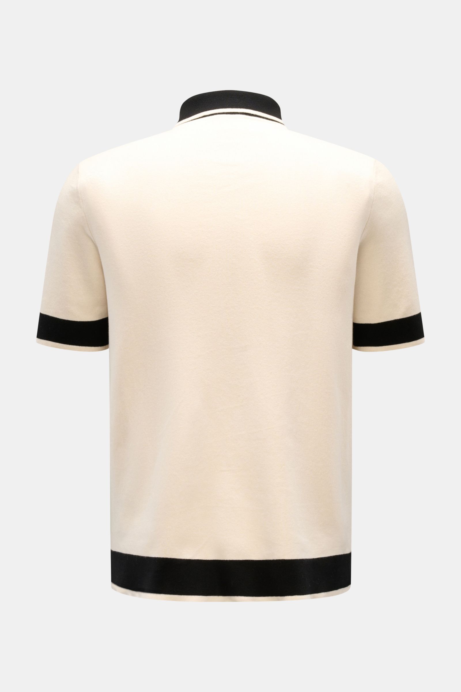Rear view of 04651/ A trip in a bag Short sleeve knit shirt 'Colour Block' cream/black with black collar and sleeve bands.

Description:
An eye-catching piece for summer: This short sleeve knit shirt by 04651/ A TRIP IN A BAG has a distinctive colour b