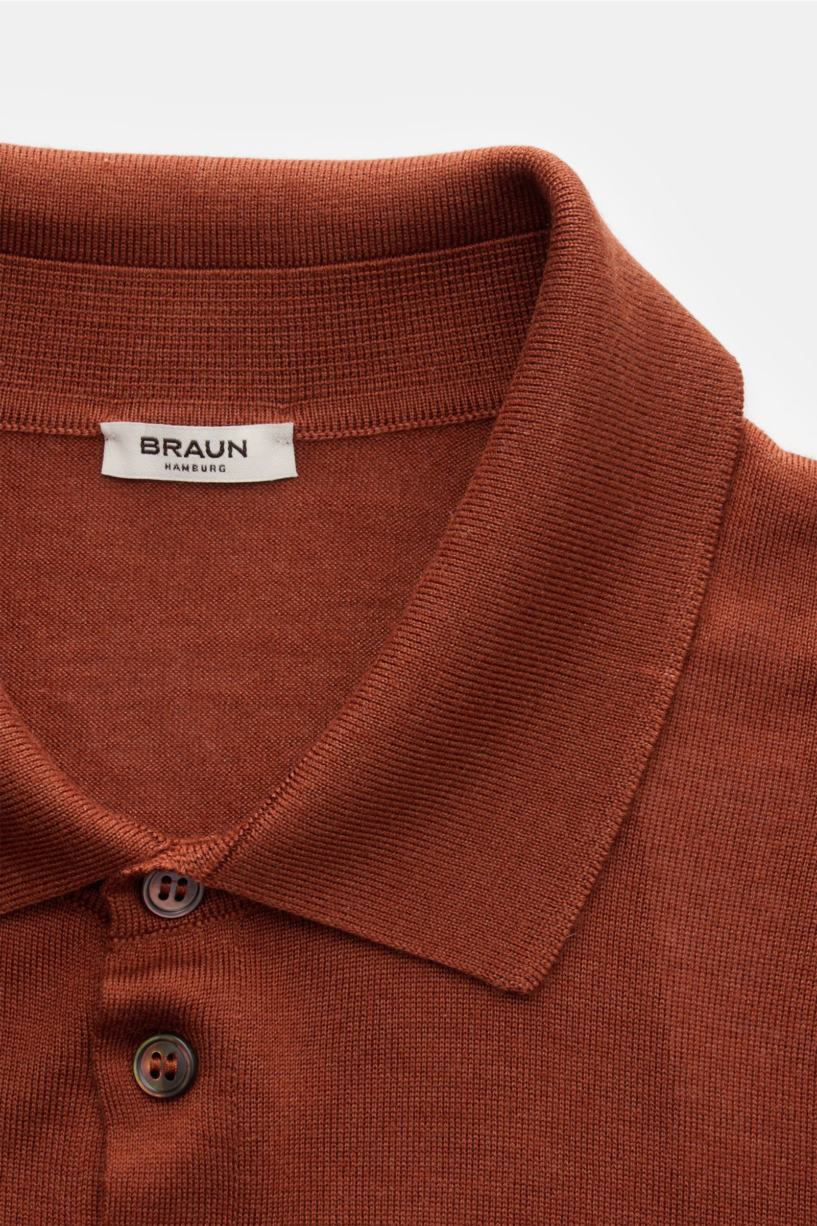 Gran Sasso Fine knit polo rust brown shown from a close-up top-front perspective, featuring a slim fit, smooth four-button placket, ribbed bands, and a signature polo collar. Luxury you can feel on your skin: This long sleeve knit polo by BRAUN HAMBURG ha
