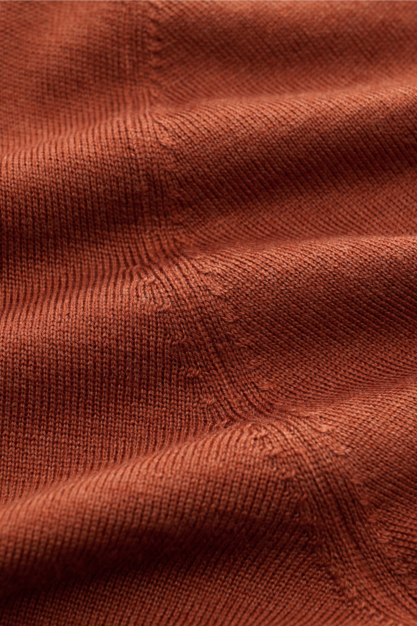 Close-up view of the rust brown fabric of the Gran Sasso Fine knit polo rust brown showing a very fine knit texture. Luxury you can feel on your skin: This long sleeve knit polo by BRAUN HAMBURG has an exceptionally soft feel and timeless elegance. The lu