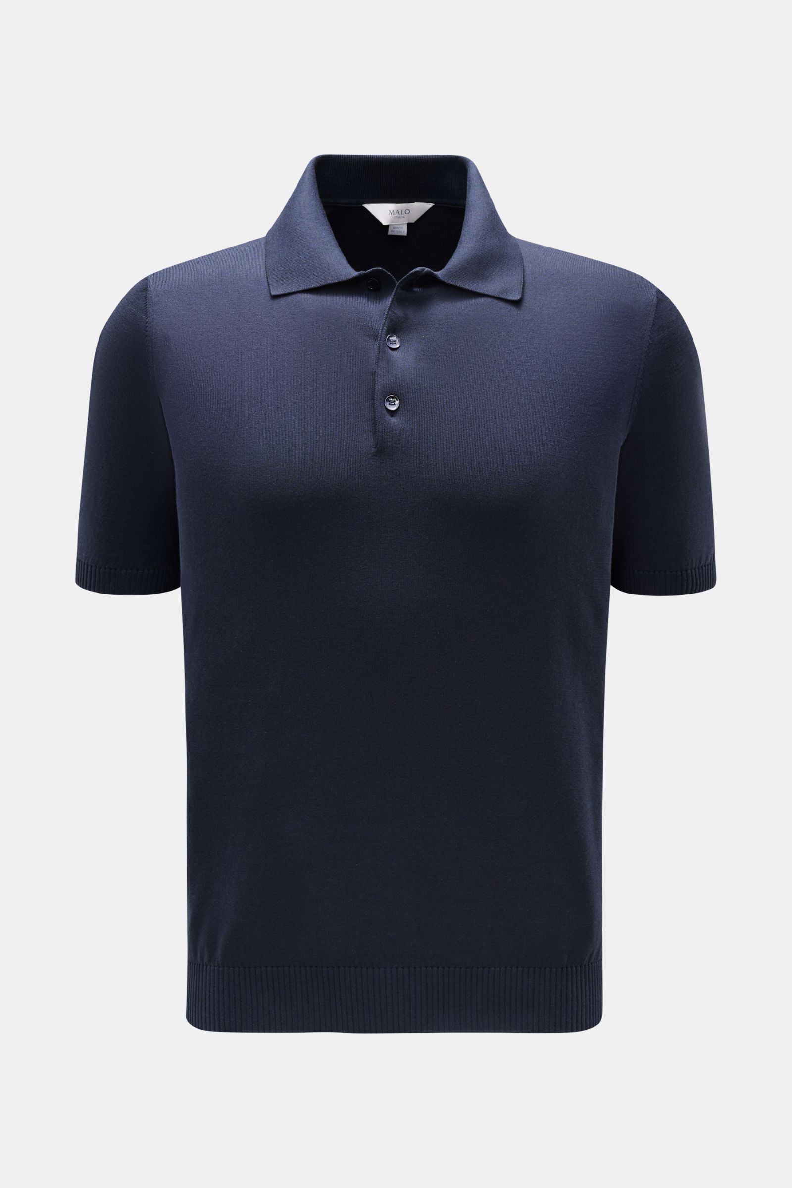 Front view of Malo Kurzarm-Strickpolo navy, a slim fit short-sleeve knit polo made of pure cotton with a soft touch, fine knit texture, tailored collar, smooth three-button placket, and comfortable ribbed cuffs. 

Description: 
Ein Essential für jeden 