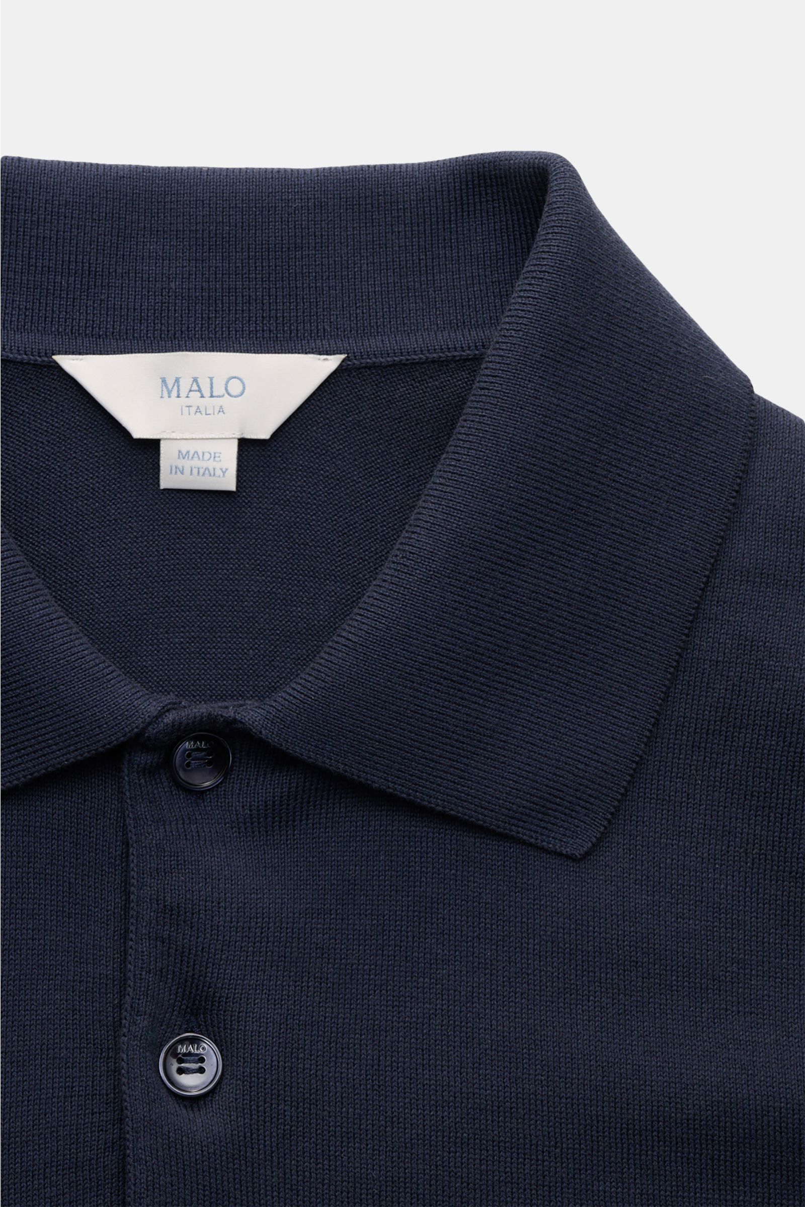 Close-up front view of Malo Kurzarm-Strickpolo navy showcasing its slim fit, soft pure cotton knit with fine texture, tailored polo collar, smooth three-button placket, and comfortable ribbed cuffs. 

Description:  
Ein Essential für jeden Tag: Das Kur