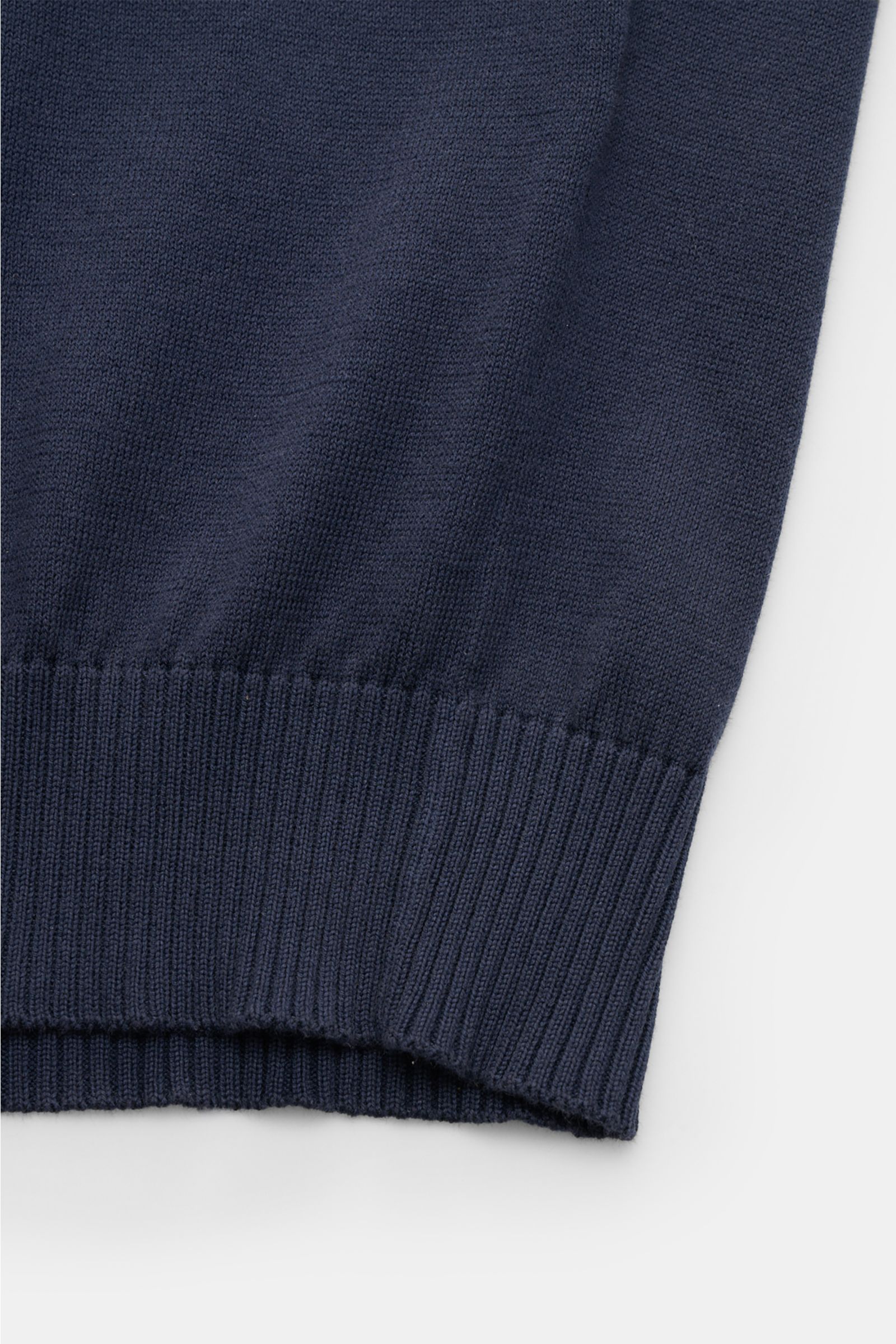 Close-up of the ribbed cuff of the Malo Kurzarm-Strickpolo navy, showing fine knit texture from a side angle.

Description: Ein Essential für jeden Tag: Das Kurzarm-Strickpolo von MALO überzeugt mit softer Qualität aus reiner Baumwolle und wird zum sti