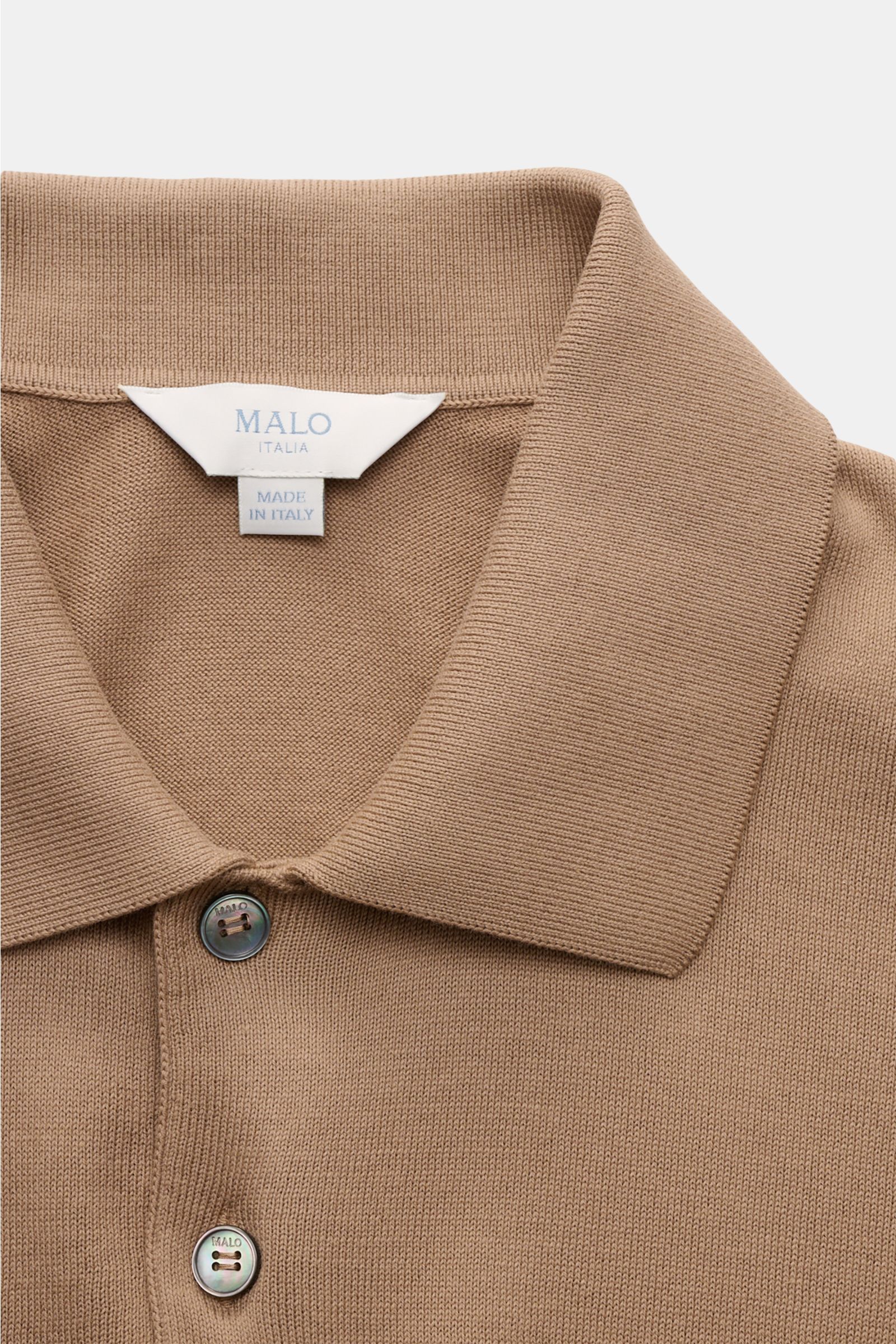 Close-up front view of Malo Kurzarm-Strickpolo hellbraun in soft pure cotton with slim fit, fine knit, tailored collar, smooth three-button placket, and ribbed cuffs.

Description: Ein Essential für jeden Tag: Das Kurzarm-Strickpolo von MALO überzeugt 