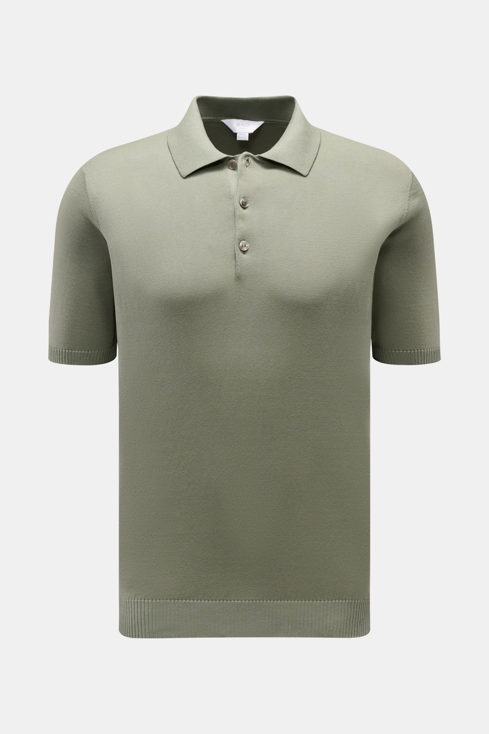 Malo Kurzarm-Strickpolo salbei, frontale Nahaufnahme, Slim Fit, reine Baumwolle, feines Strickbild, Polokragen, Drei-Knopf-Leiste, Rippbündchen.