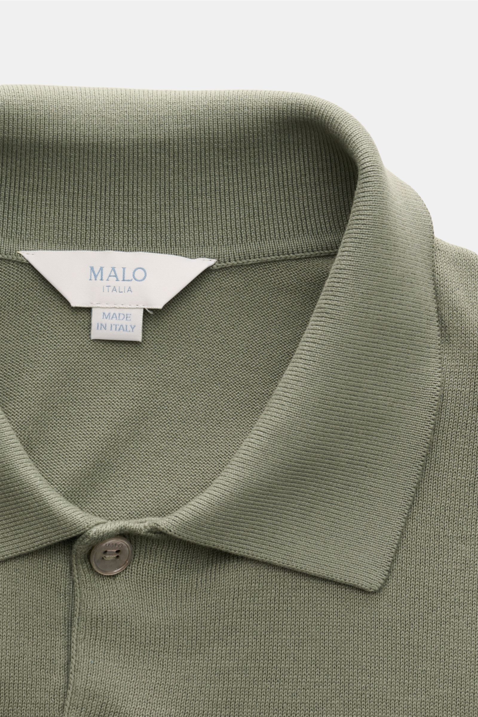 Nahaufnahme des Malo Kurzarm-Strickpolo salbei von oben, slim fit mit feinem Strickbild, Polokragen und Drei-Knopf-Leiste.
