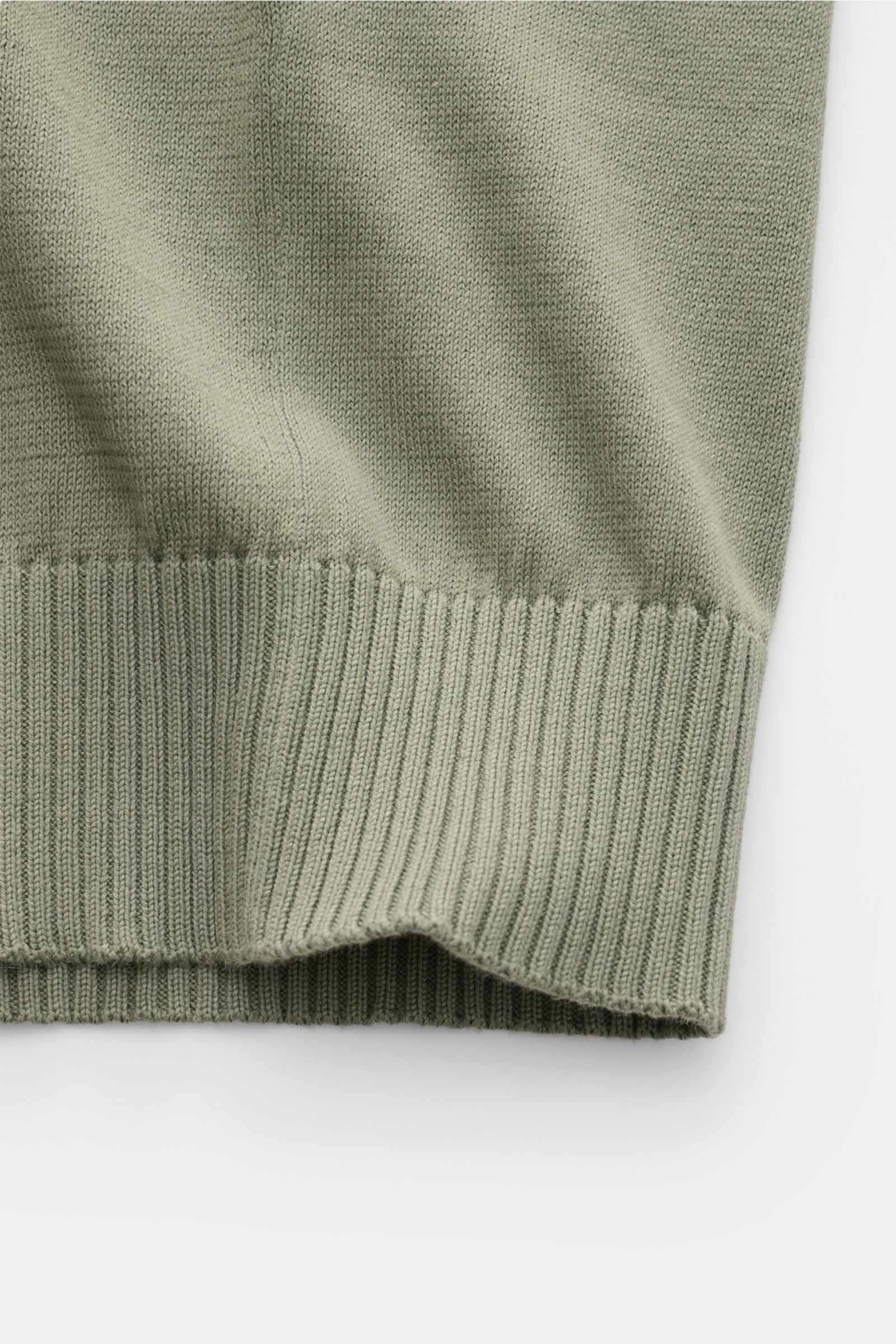 Nahaufnahme des Saumdetails vom Malo Kurzarm-Strickpolo salbei aus reiner Baumwolle mit weichem Griff und feinem Strickbild.