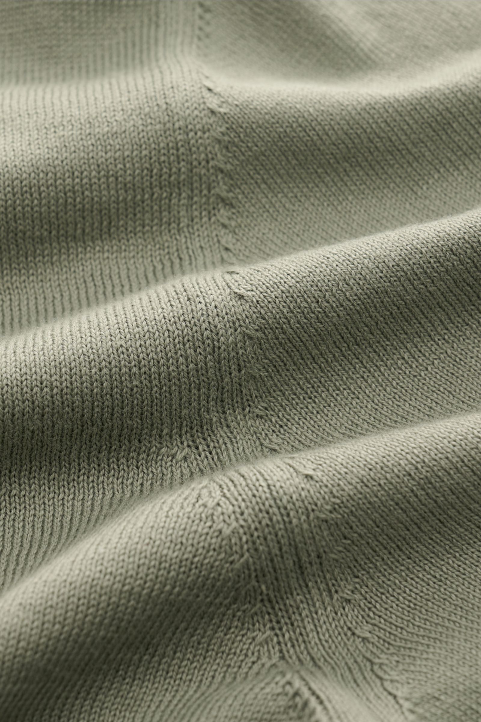 Malo Kurzarm-Strickpolo salbei, Detailansicht des feinen Strickbilds und der weichen Baumwollqualität aus Nahaufnahme, Slim Fit.