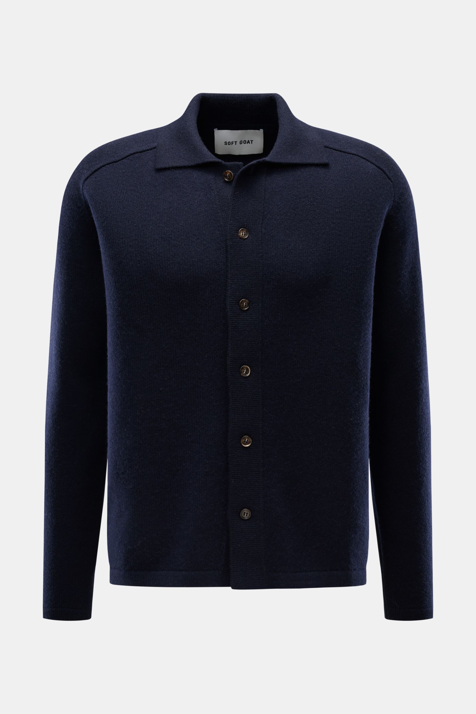 Soft Goat Cashmere Cardigan navy, frontal fotografiert, nachhaltiger, weicher Cashmere, Slim Fit, Raglanärmel, Umlegekragen, Sechs-Knopf-Leiste, breite Rippbündchen.