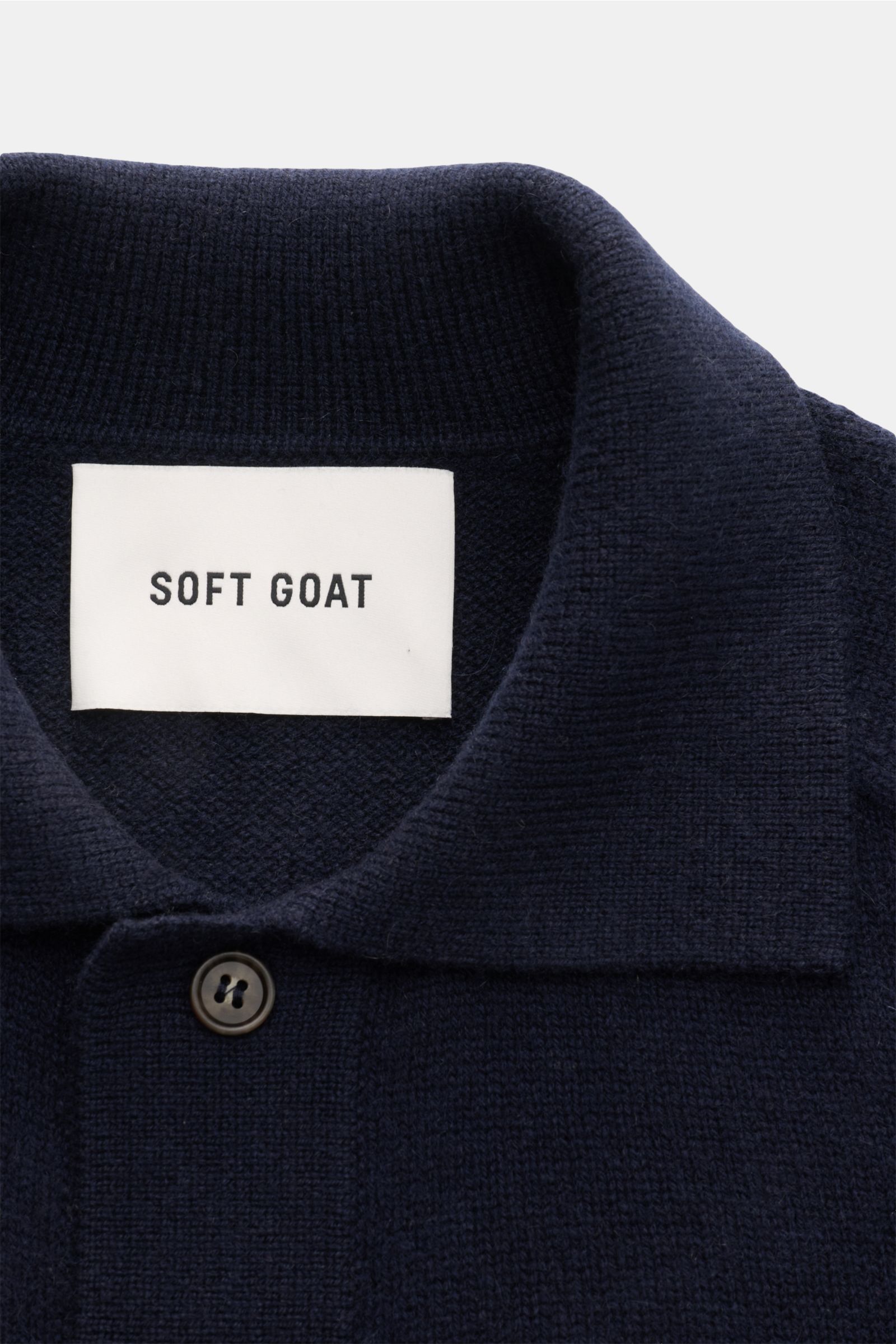Soft Goat Cashmere Cardigan navy aus nachhaltigem, ultraweichem, mittelfeinem Strick mit Umlegekragen, Raglanärmel, sechs Knöpfen, Slim Fit, Detailansicht von oben.