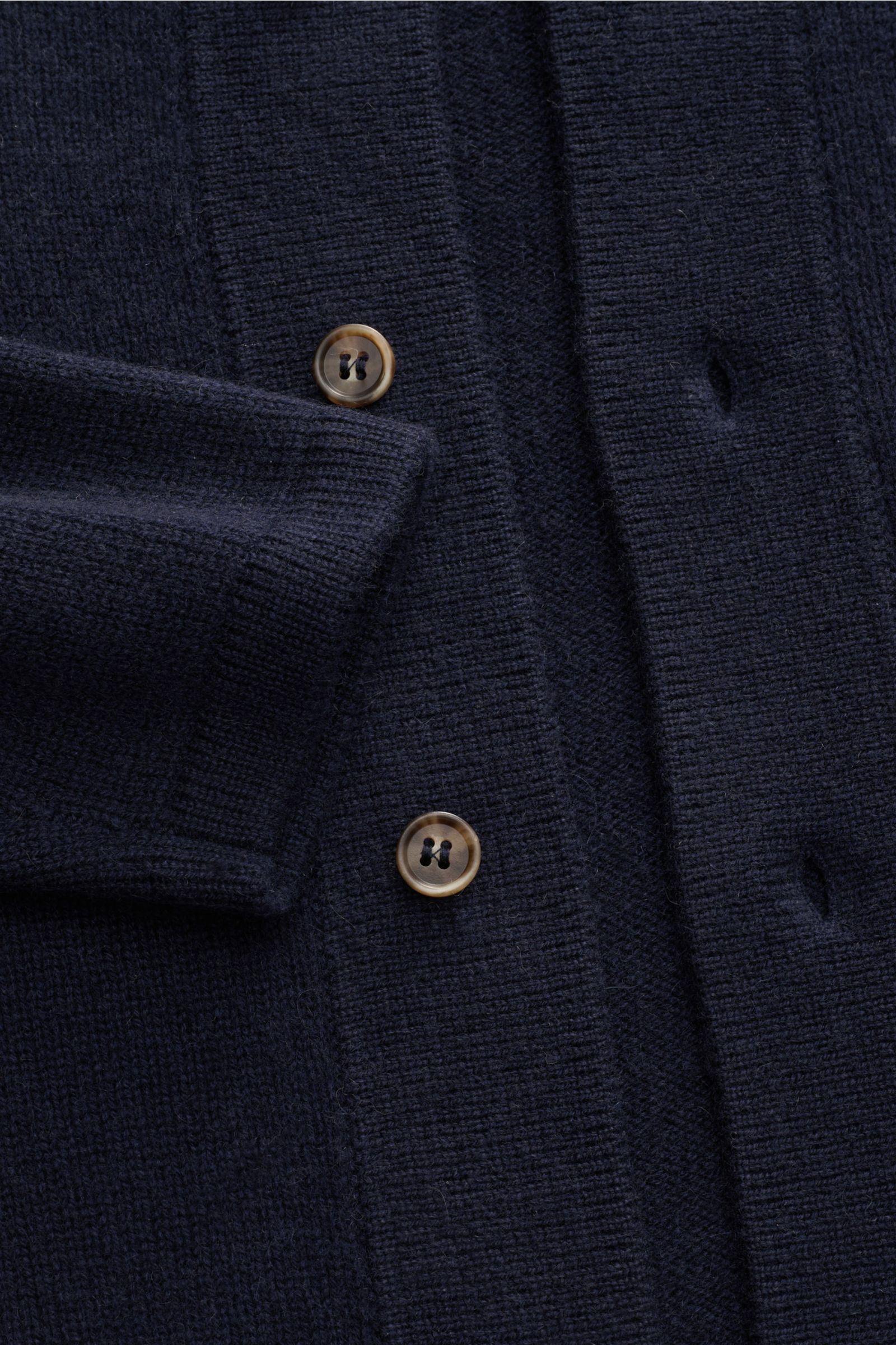 Soft Goat Cashmere Cardigan navy, Detailaufnahme von vorne, nachhaltiger, sehr weicher Slim Fit Cardigan mit Raglanärmeln und sechs Knöpfen.