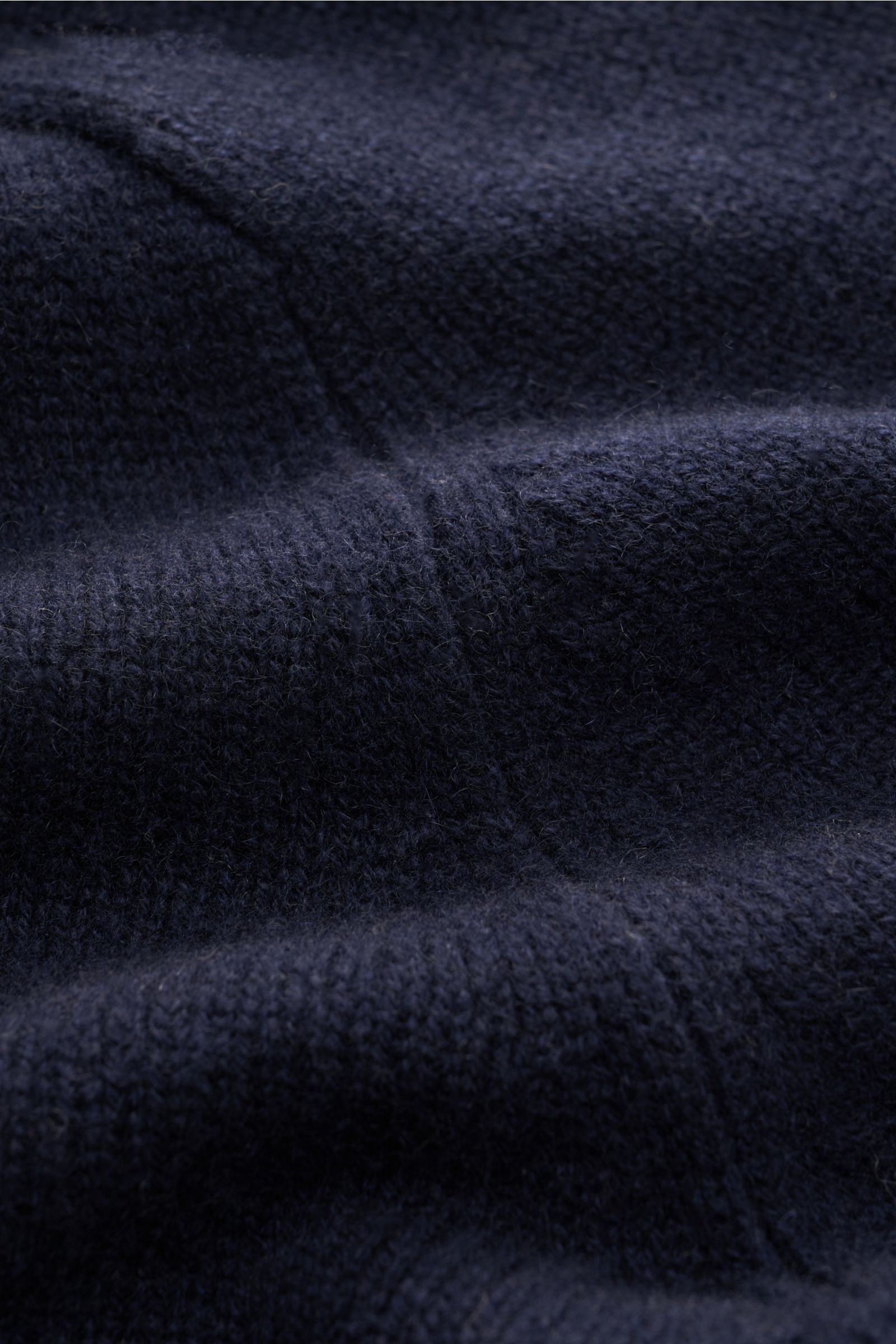 Soft Goat Cashmere Cardigan navy Nahaufnahme in navyblau mit mittelfeinem Strickbild, weichem Griff und nachhaltigem Cashmere.