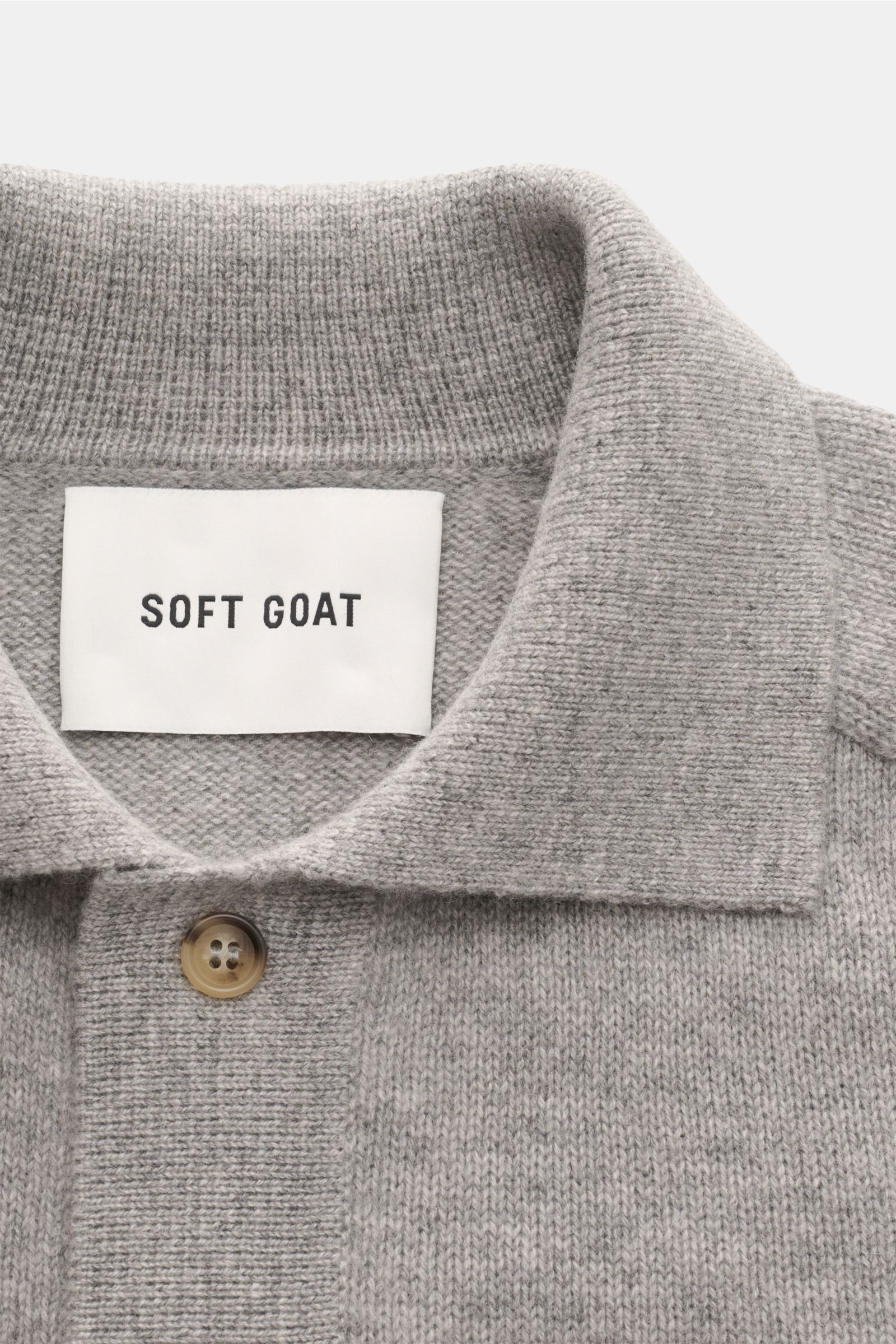 Soft Goat Cashmere Cardigan grau, Nahaufnahme von oben auf den Umlegekragen mit Label, Raglanärmel, sechs Knöpfen, nachhaltiger, weicher Strick.