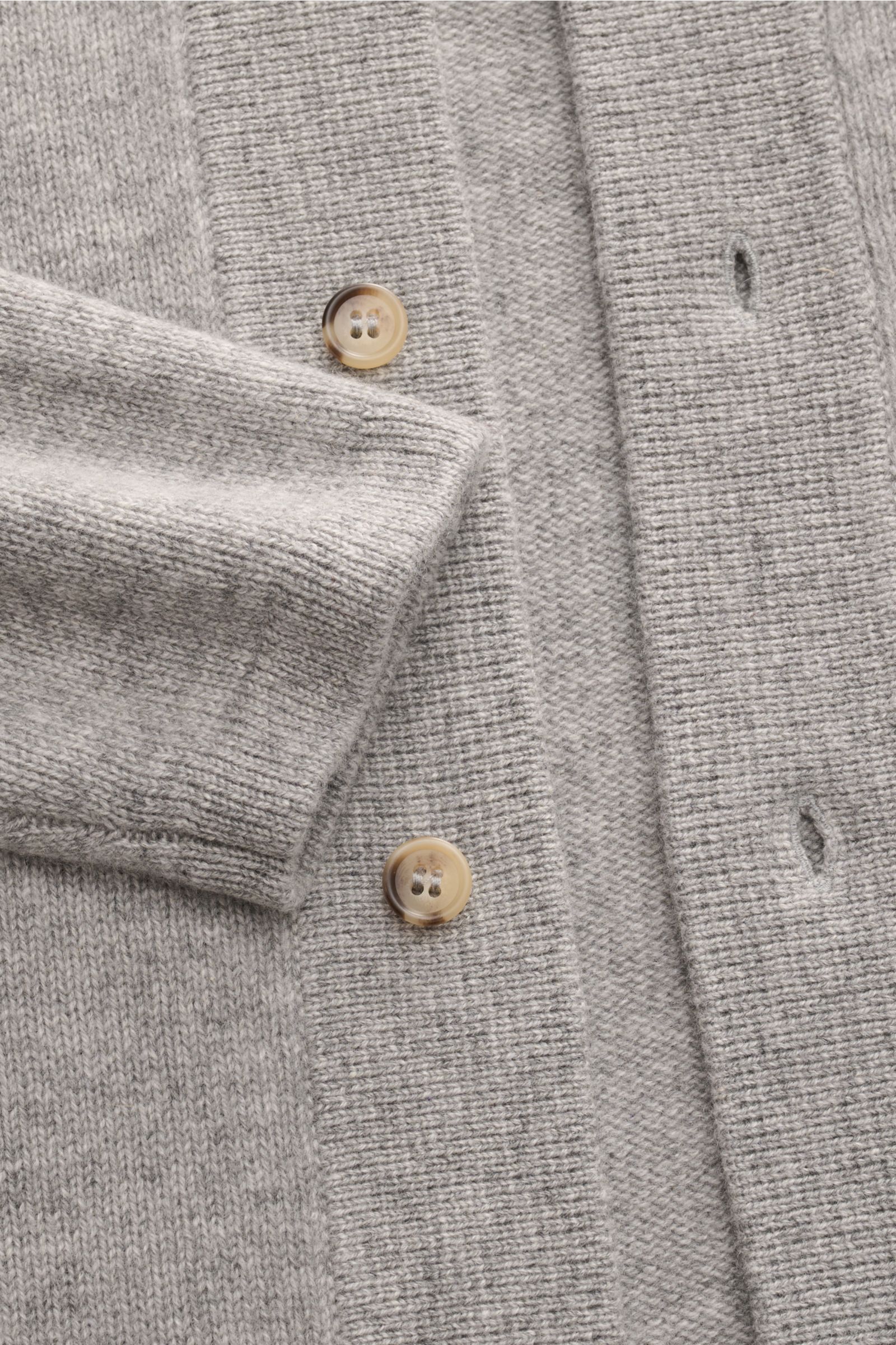 Soft Goat Cashmere Cardigan grau in Nahaufnahme von oben, nachhaltiger, weicher Cashmere-Cardigan mit Umlegekragen, Raglanärmeln und Sechs-Knopf-Leiste.