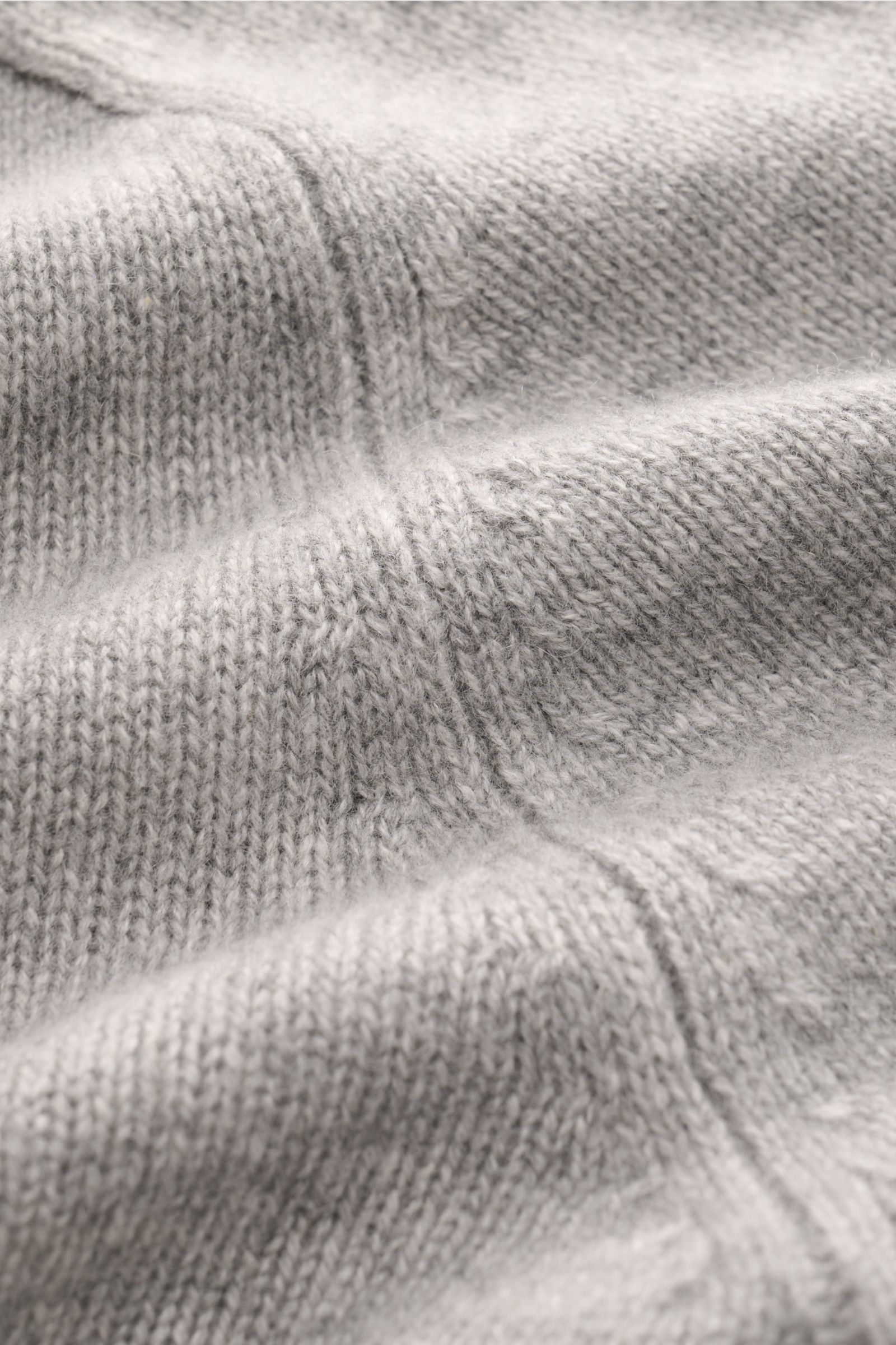 Nahaufnahme des weichen, mittelfeinen Strickbilds des nachhaltigen Soft Goat Cashmere Cardigan grau, perspektivisch von oben fotografiert.