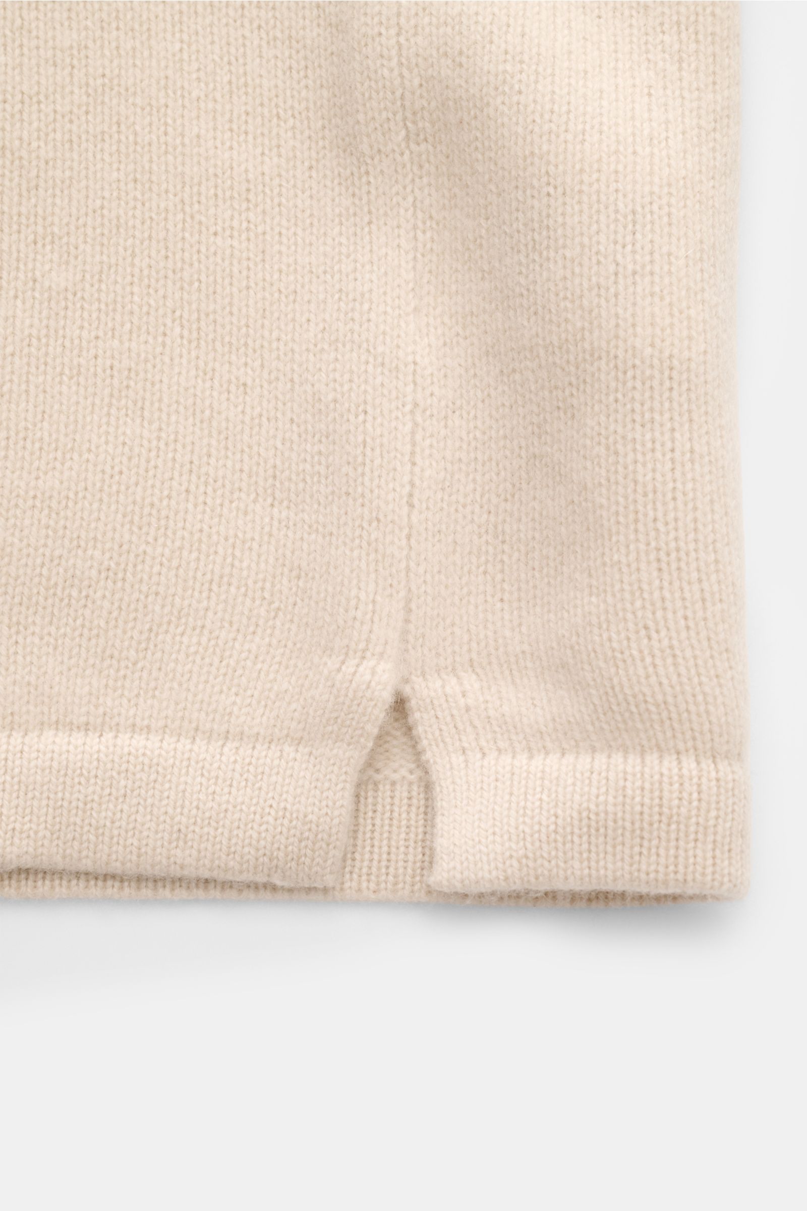 Soft Goat Cashmere cardigan sand, close-up of the bottom hem from a front perspective, showing medium-fine knit and wide ribbed bands. Sustainably produced and certified: Young label SOFT GOAT shows how it’s done with their incredibly soft cashmere cardig
