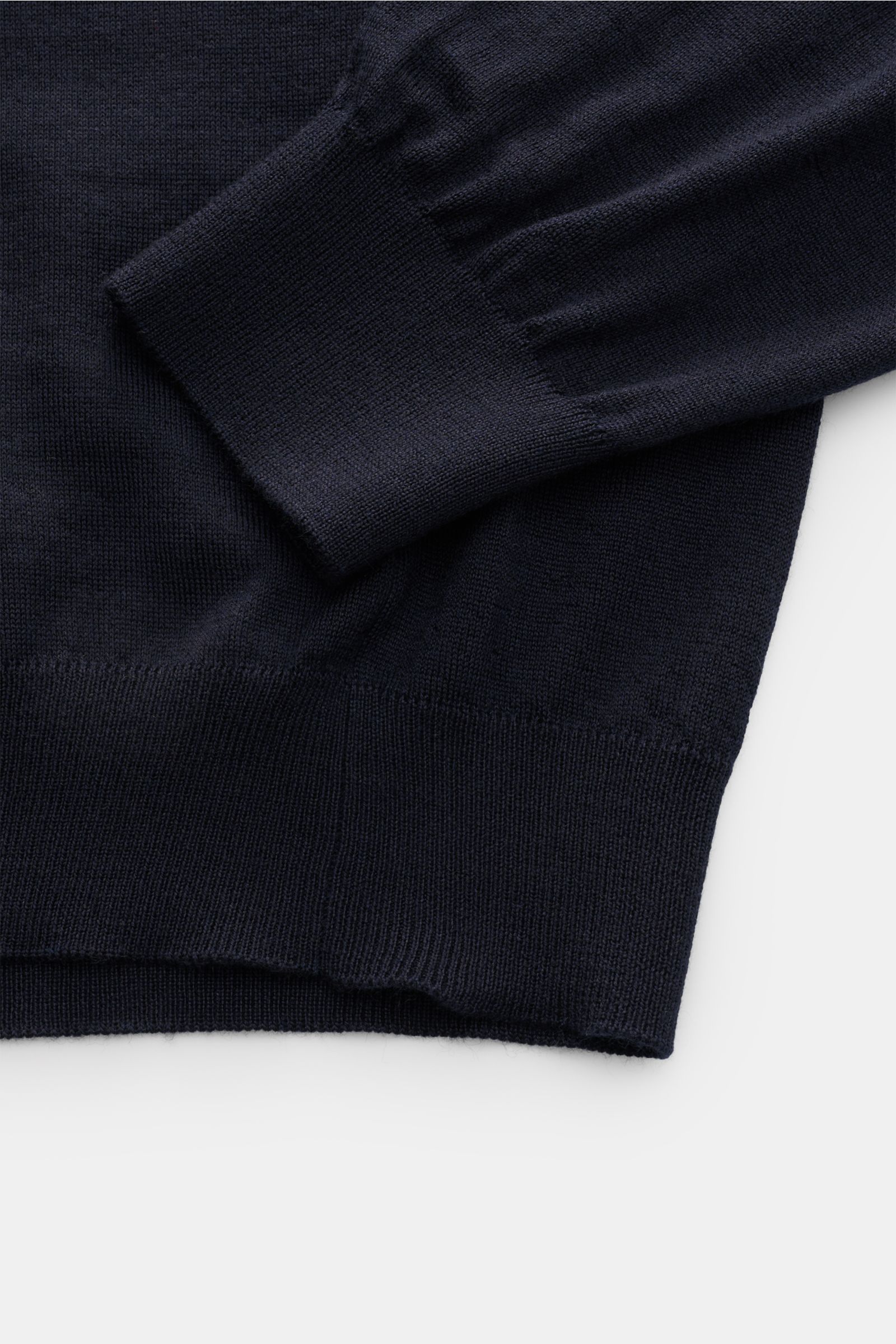Close-up view of Malo Knit polo navy sleeve and hem showing fine knit texture and ribbed cuffs on soft cashmere-silk fabric.

An everyday essential: This soft knit polo by MALO is made of fine fabric in cashmere and silk – a stylish piece for classic l