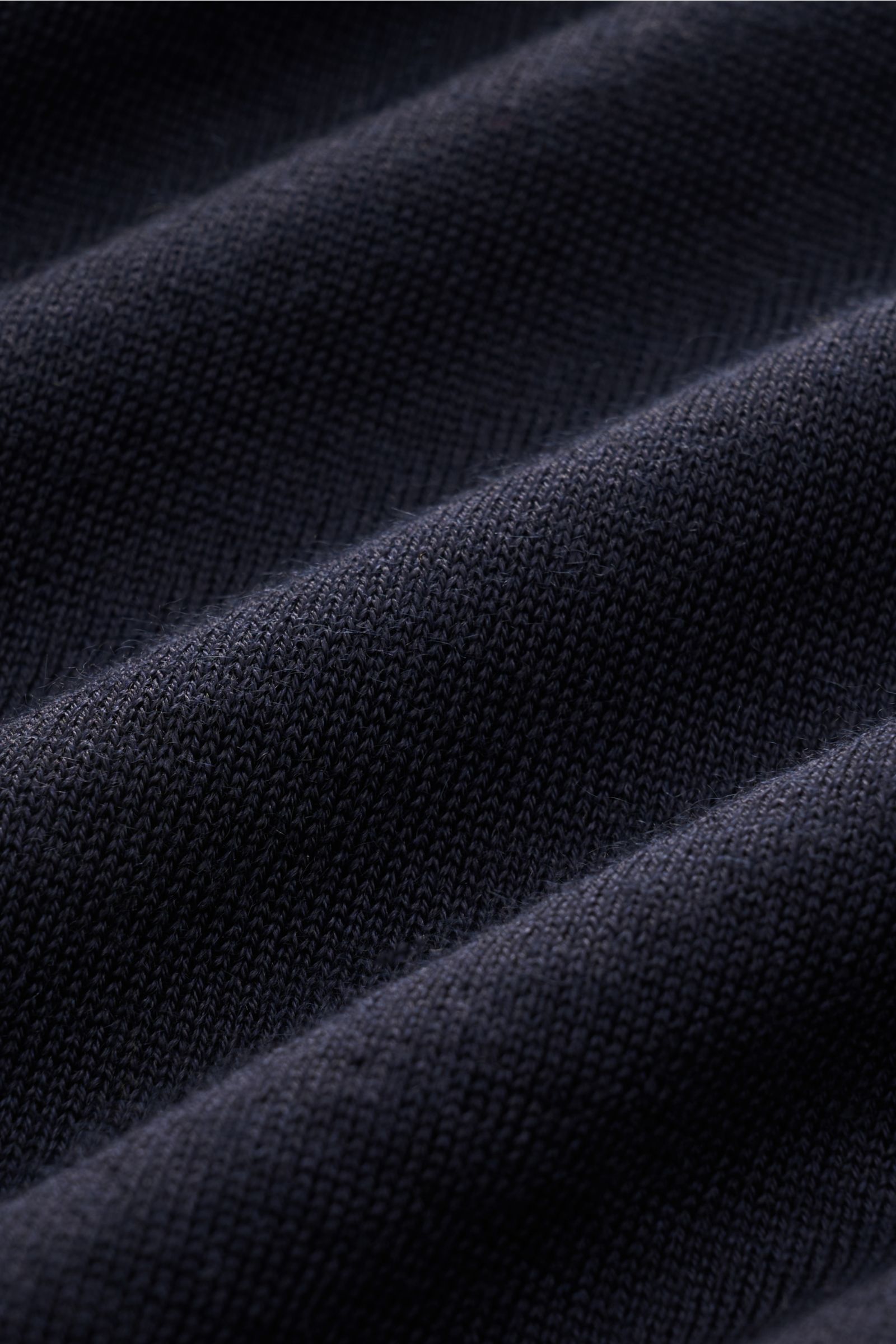 Close-up fabric texture of Malo Knit polo navy in deep navy, showing soft, fine knit detail from a macro perspective.

Description: 
An everyday essential: This soft knit polo by MALO is made of fine fabric in cashmere and silk – a stylish piece for cl
