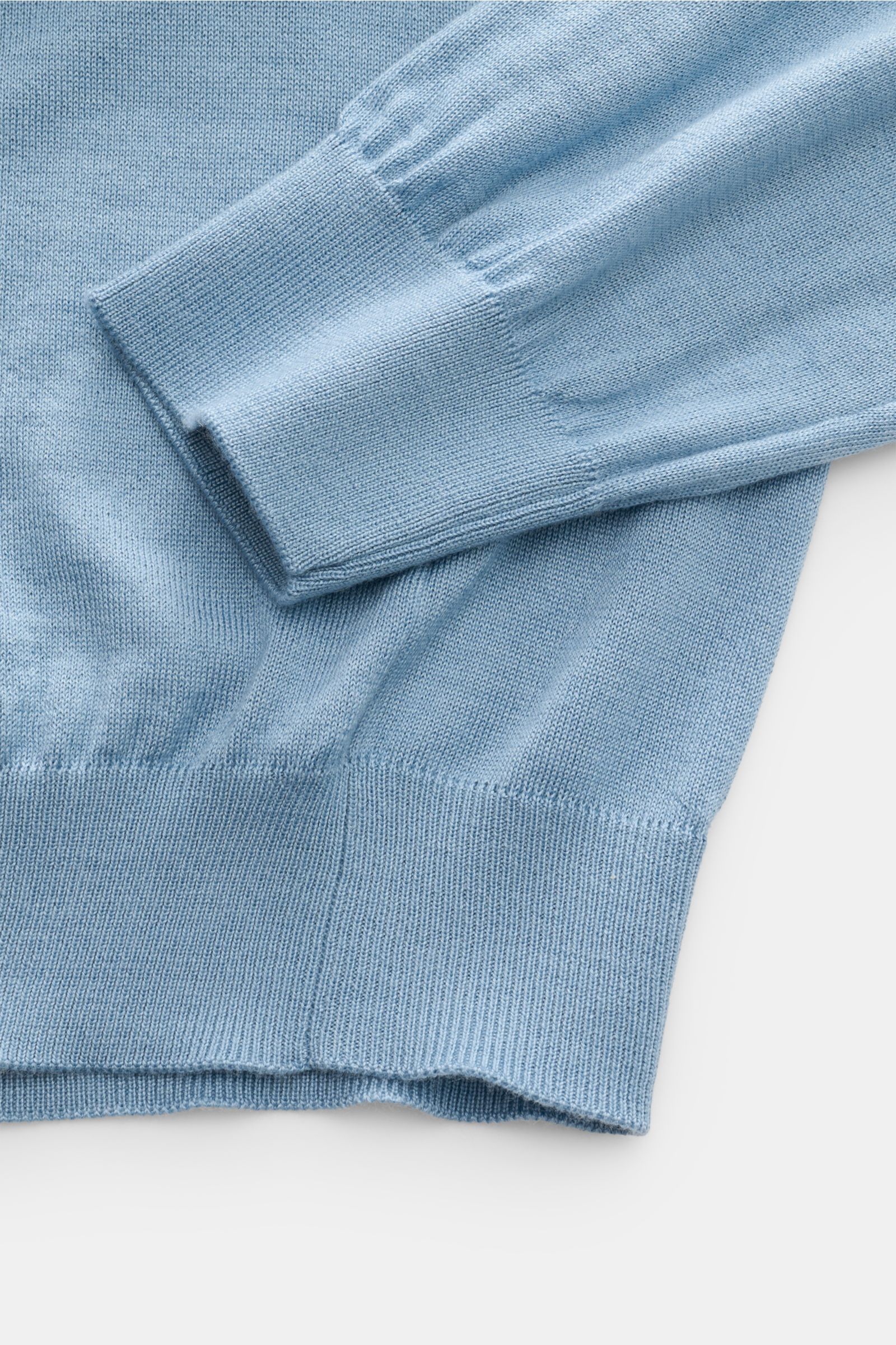 Close-up top view of the Malo Knit polo smoky blue sleeve and hem, showing fine knit fabric and ribbed bands in soft cashmere and silk blend.

An everyday essential: This soft knit polo by MALO is made of fine fabric in cashmere and silk – a stylish pi