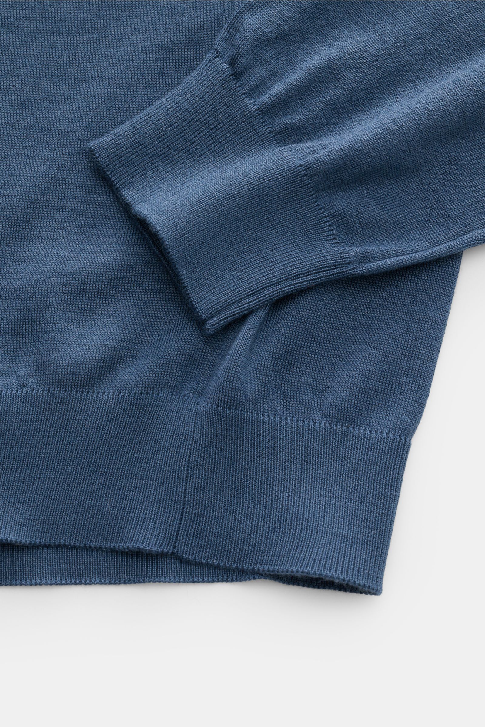Close-up side view of Malo Knit polo grey-blue sleeve and hem showing fine knit texture and ribbed bands in soft cashmere-silk blend.

An everyday essential: This soft knit polo by MALO is made of fine fabric in cashmere and silk – a stylish piece for 