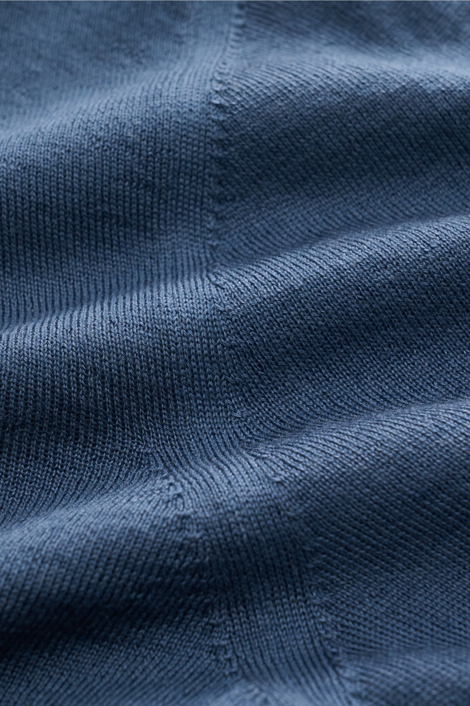 Close-up front view of Malo Knit polo grey-blue showing the very fine knit, soft cashmere and silk blend fabric with smooth texture.

An everyday essential: This soft knit polo by MALO is made of fine fabric in cashmere and silk – a stylish piece for c