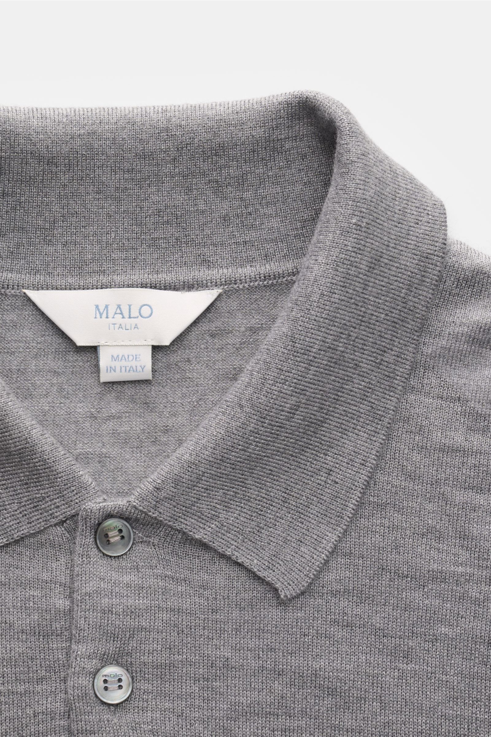 Close-up front view of Malo Knit polo grey melange showing a slim fit, very fine knit, dress-shirt collar, and smooth three-button placket.

An everyday essential: This soft knit polo by MALO is made of fine fabric in cashmere and silk – a stylish piec