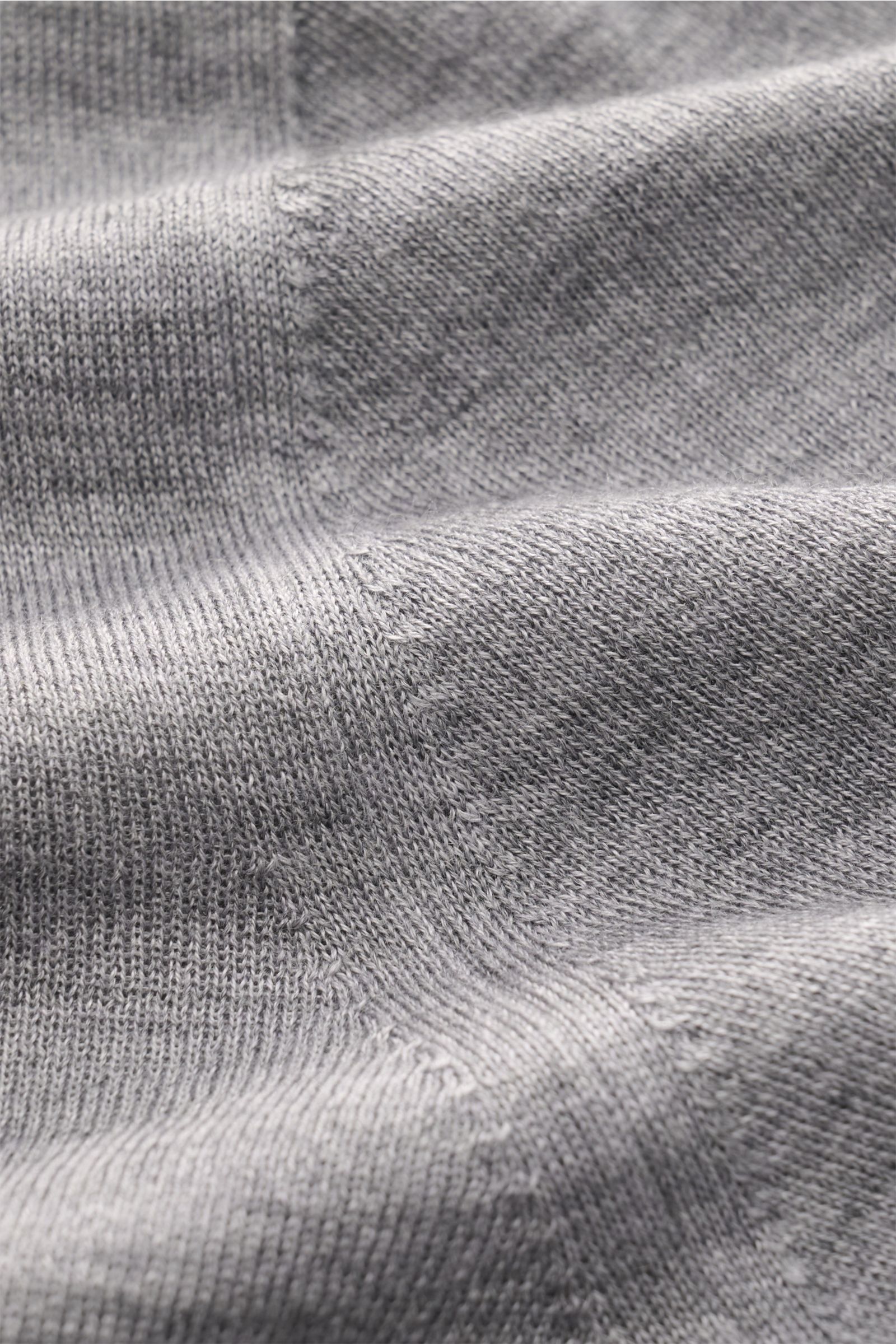 Close-up angled view of the Malo Knit polo grey melange showing fine knit texture and soft fabric detail in cashmere and silk.

An everyday essential: This soft knit polo by MALO is made of fine fabric in cashmere and silk – a stylish piece for classic