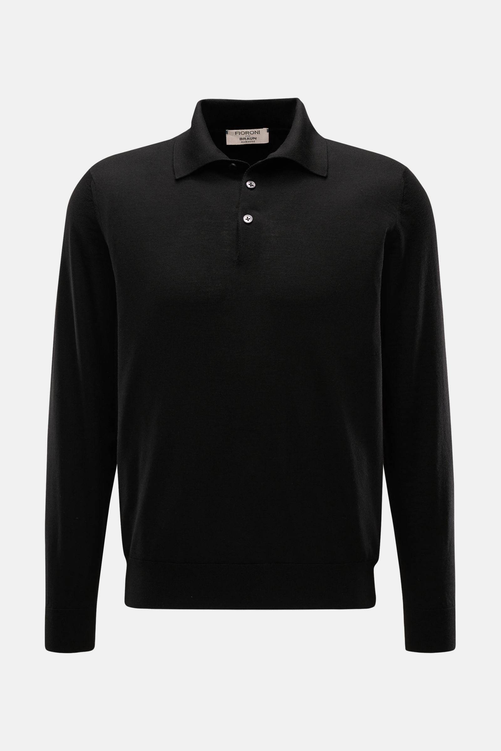 Fioroni Strickpolo schwarz, frontale Nahaufnahme, feines Strickbild aus reiner Wolle, Polokragen mit Drei-Knopf-Leiste, Regular Fit, flexible Rippbündchen.