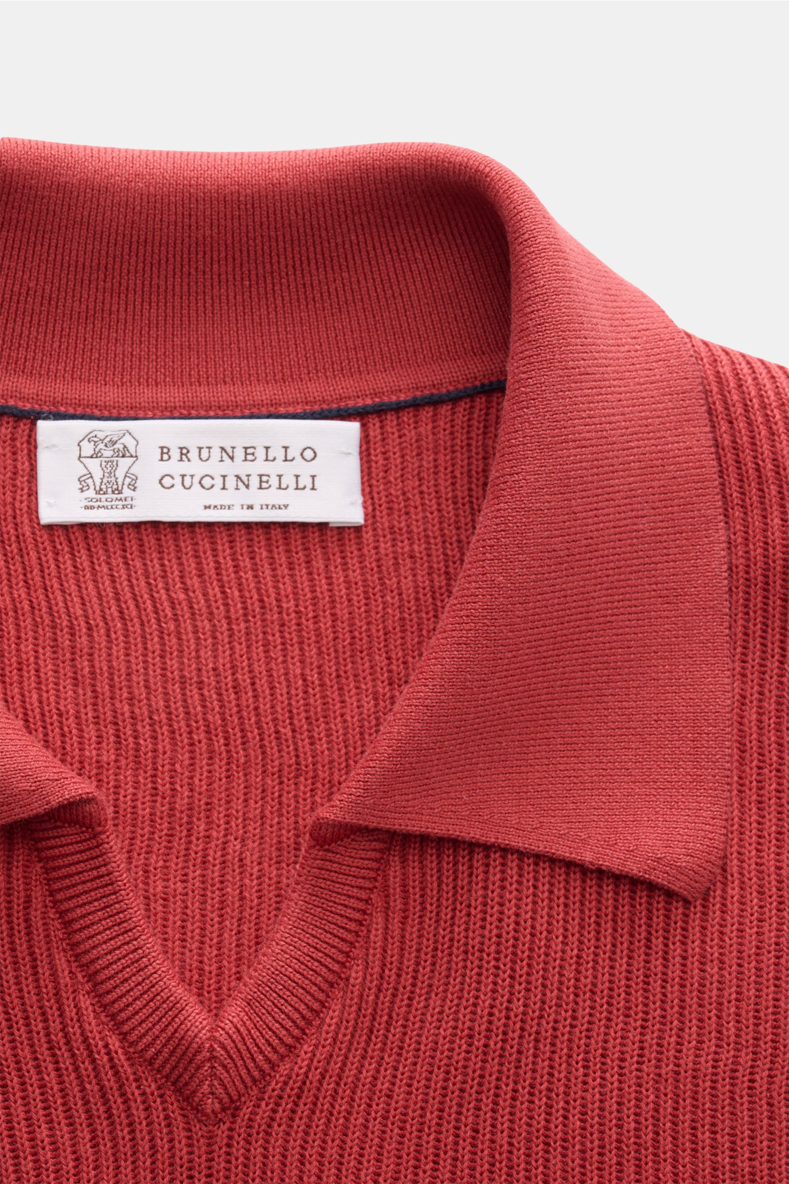 Brunello Cucinelli Kurzarm-Strickpolo rot, Nahaufnahme von oben, feines Strickbild, klassischer Polokragen, offene Kragenleiste, weiche Baumwolle.