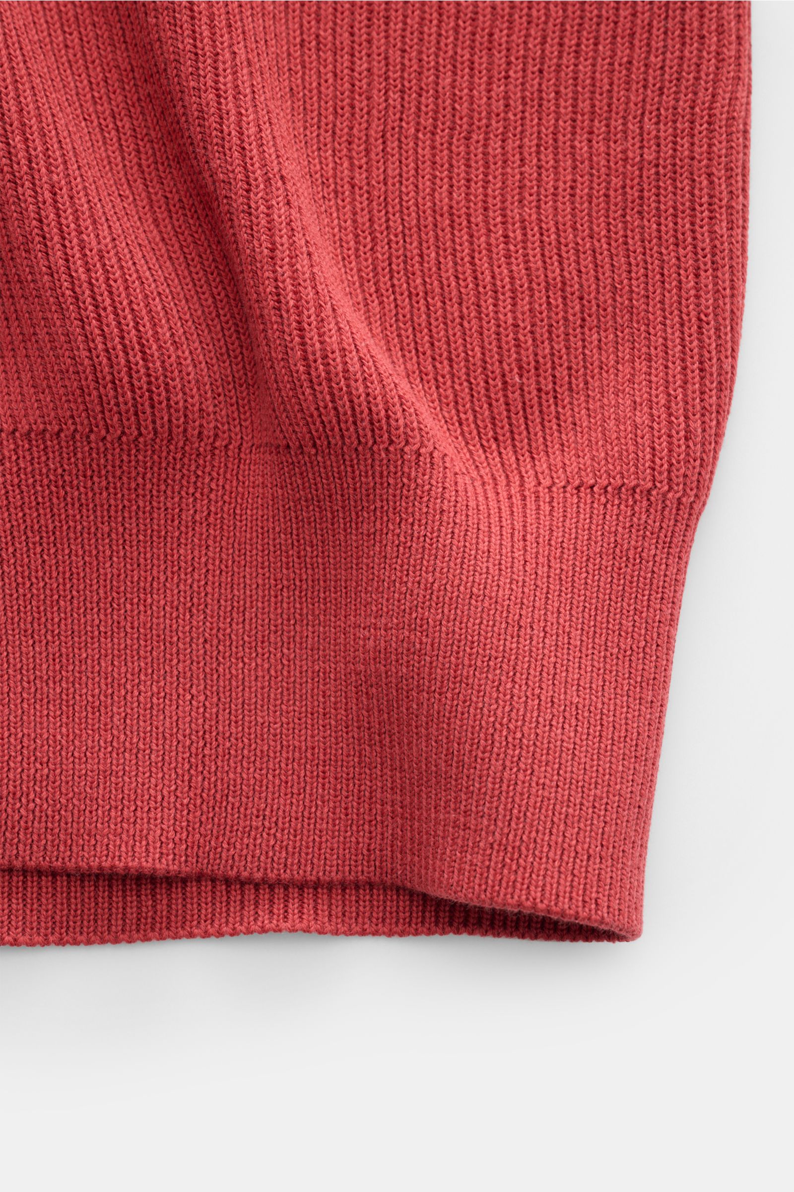 Brunello Cucinelli Kurzarm-Strickpolo rot, Nahaufnahme von Ärmel und Bund, reine Baumwolle, weicher Griff, feines Strickbild, Regular Fit.