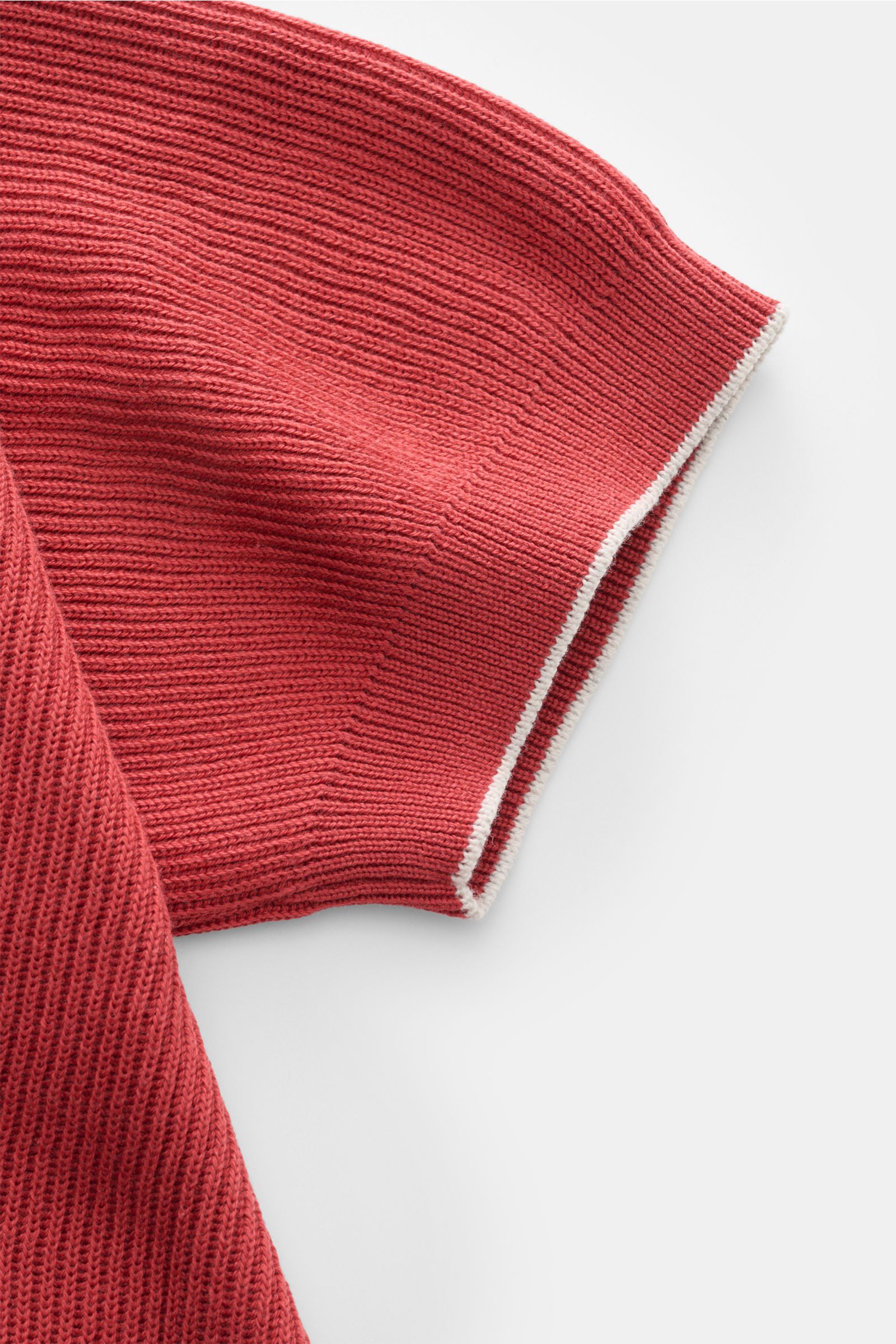 Brunello Cucinelli Kurzarm-Strickpolo rot, Detailaufnahme von oben, reine Baumwolle, weicher Griff, feines Strickbild, Rippbündchen.