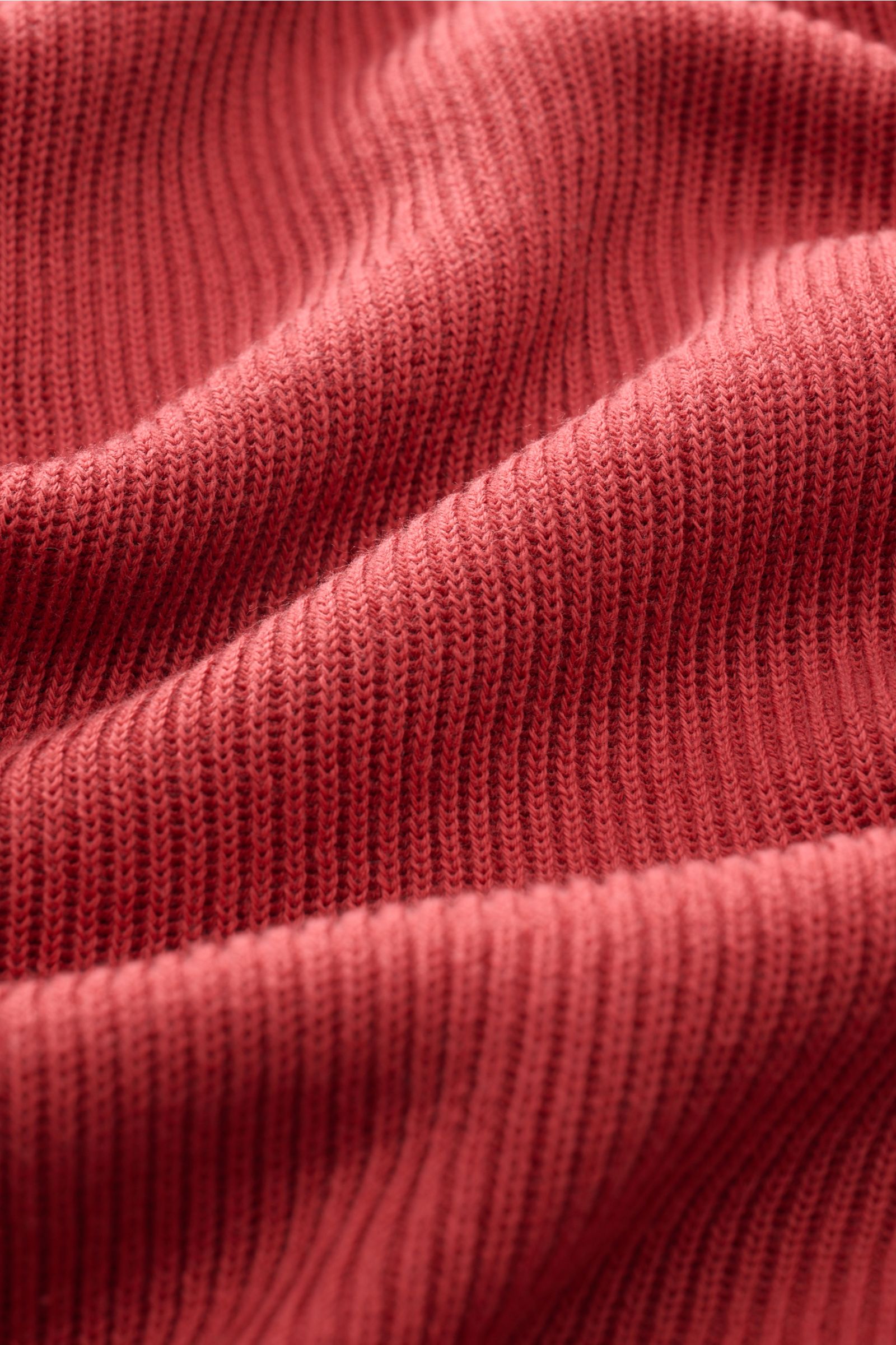 Brunello Cucinelli Kurzarm-Strickpolo rot, Detailaufnahme aus nächster Nähe, feines Strickbild, reine Baumwolle, weicher Griff.