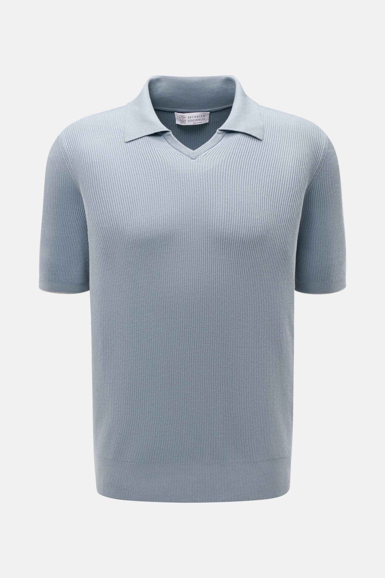 Brunello Cucinelli Kurzarm-Strickpolo rauchblau, Frontansicht, feines Strickbild, klassische Polokragen, offene Kragenleiste, reine Baumwolle, Regular Fit, weicher Griff, komfortable Rippbündchen.