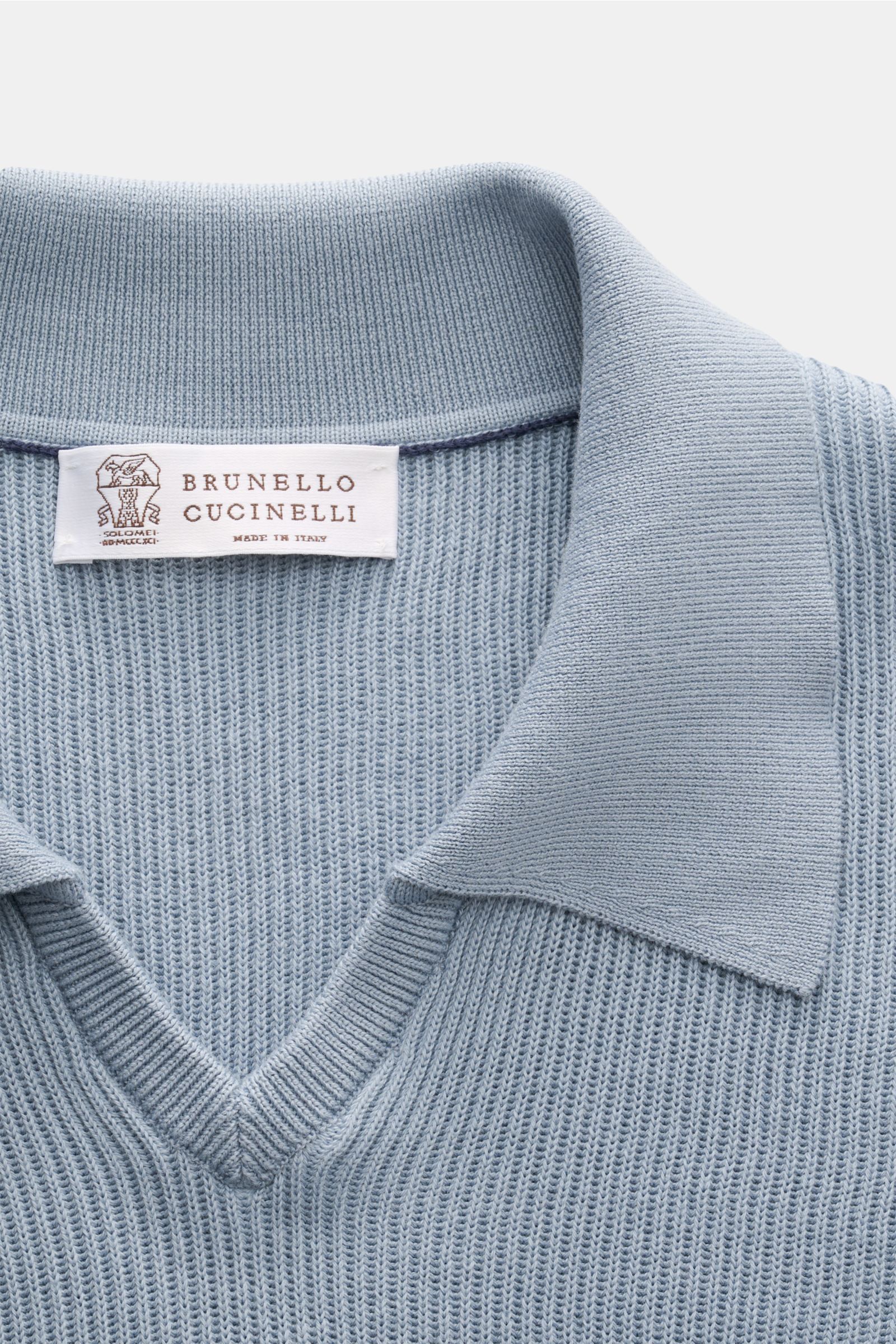 Brunello Cucinelli Kurzarm-Strickpolo rauchblau in Nahaufnahme von oben, reine Baumwolle, weicher Griff, klassischer Polokragen.